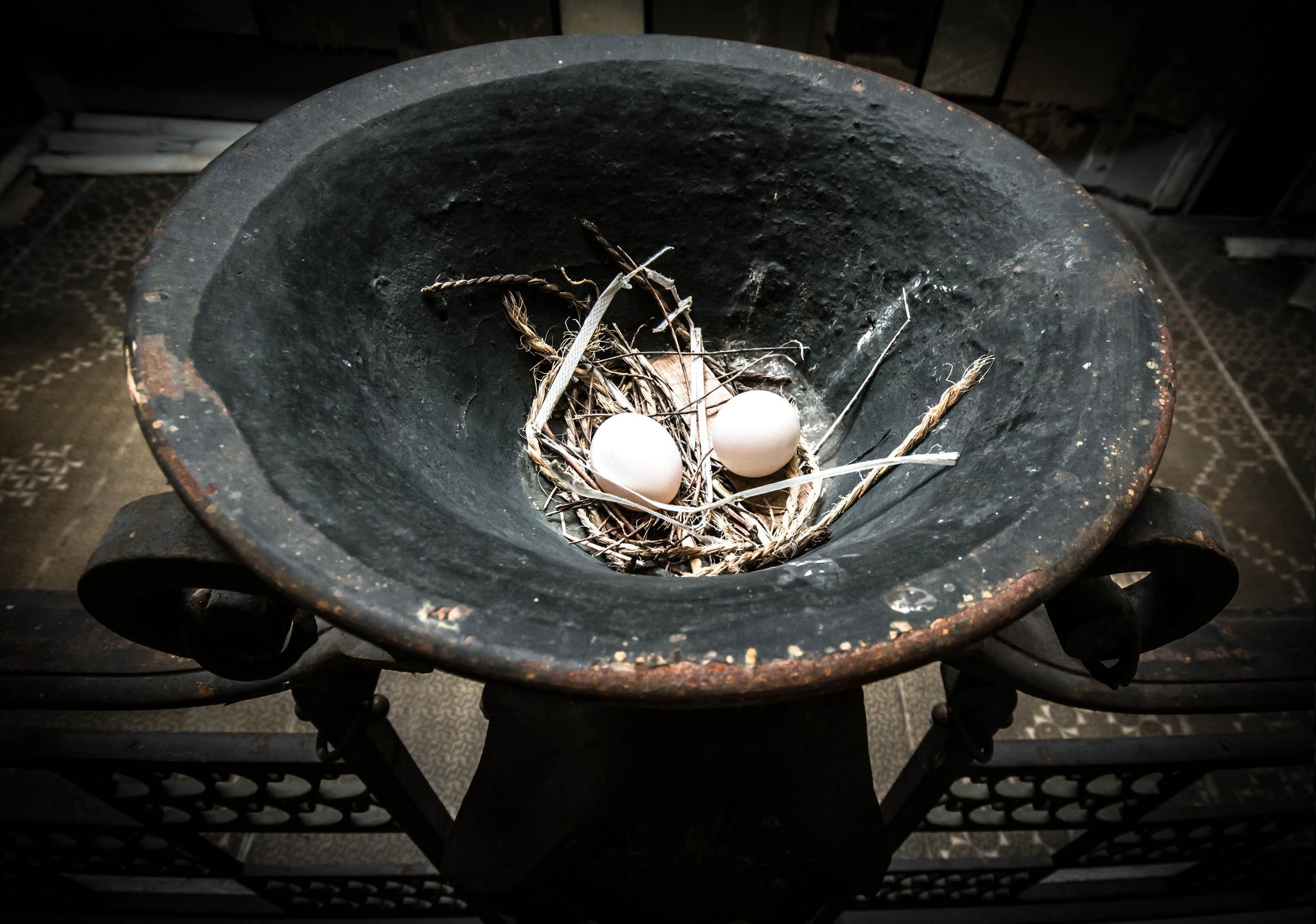 metal, old, run-down, indoors, food, high angle view, day, nature, lighting equipment, obsolete, container, illuminated, still life, abandoned, close-up, HD Wallpaper