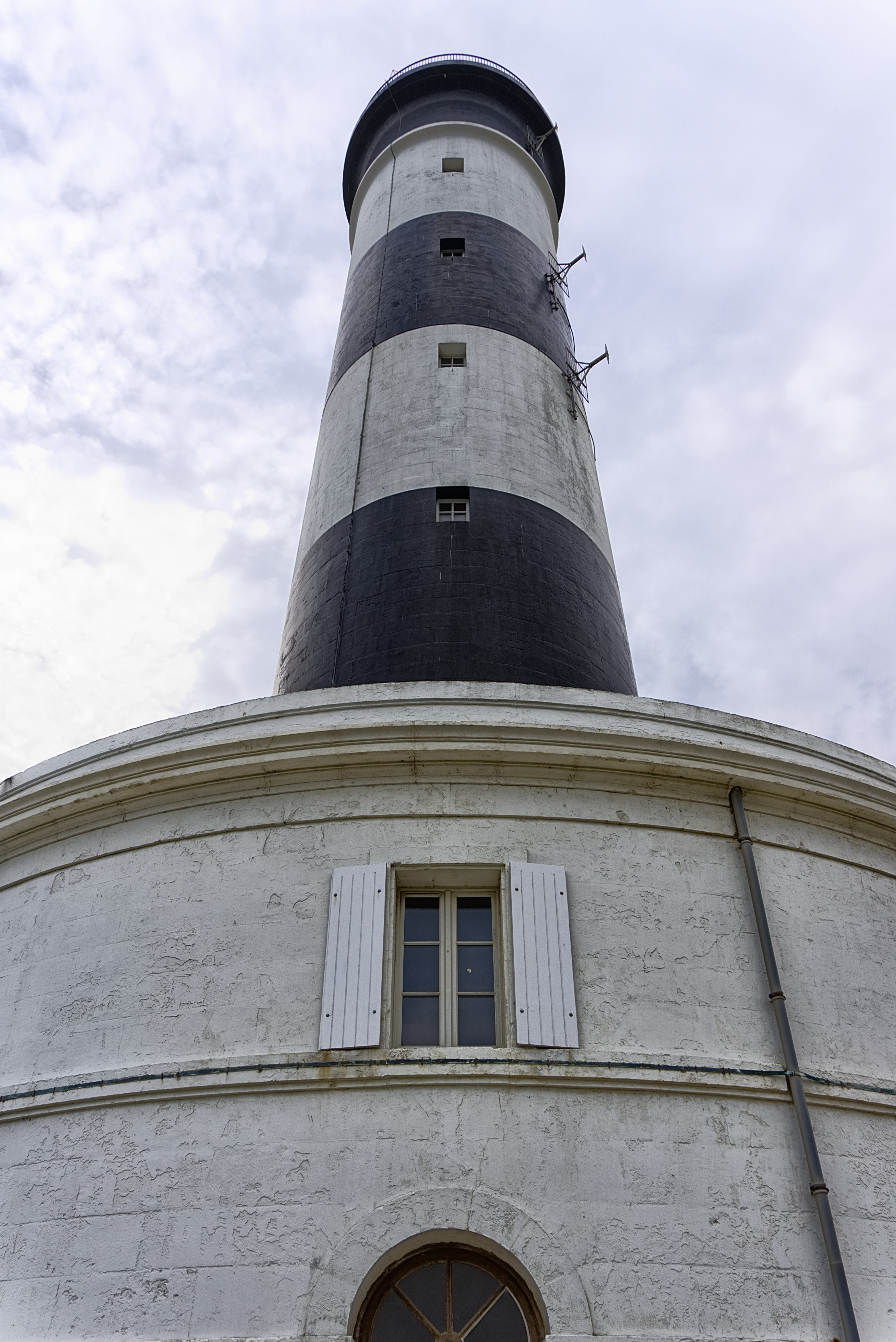 travel, old, chassiron lighthouse, sky, day, island of oleron, tower, ocean, travel destinations, tall - high, no people, low angle view, window, building exterior, Phone HD Wallpaper