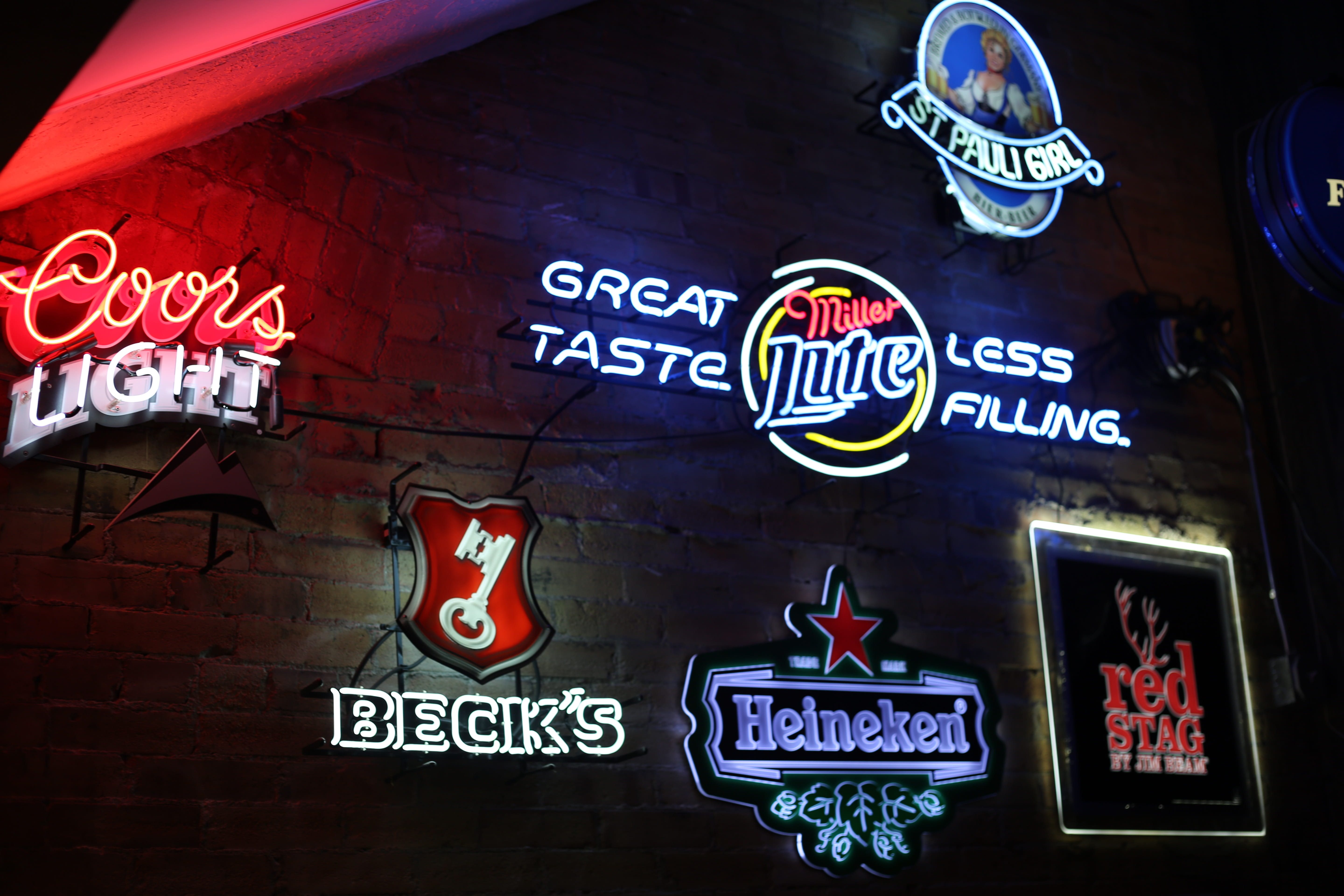 travel destinations, no people, alcohol, text, built structure, night, neon, signs, Miller Lite, sign, Beer, building exterior, travel, illuminated, light, HD Wallpaper