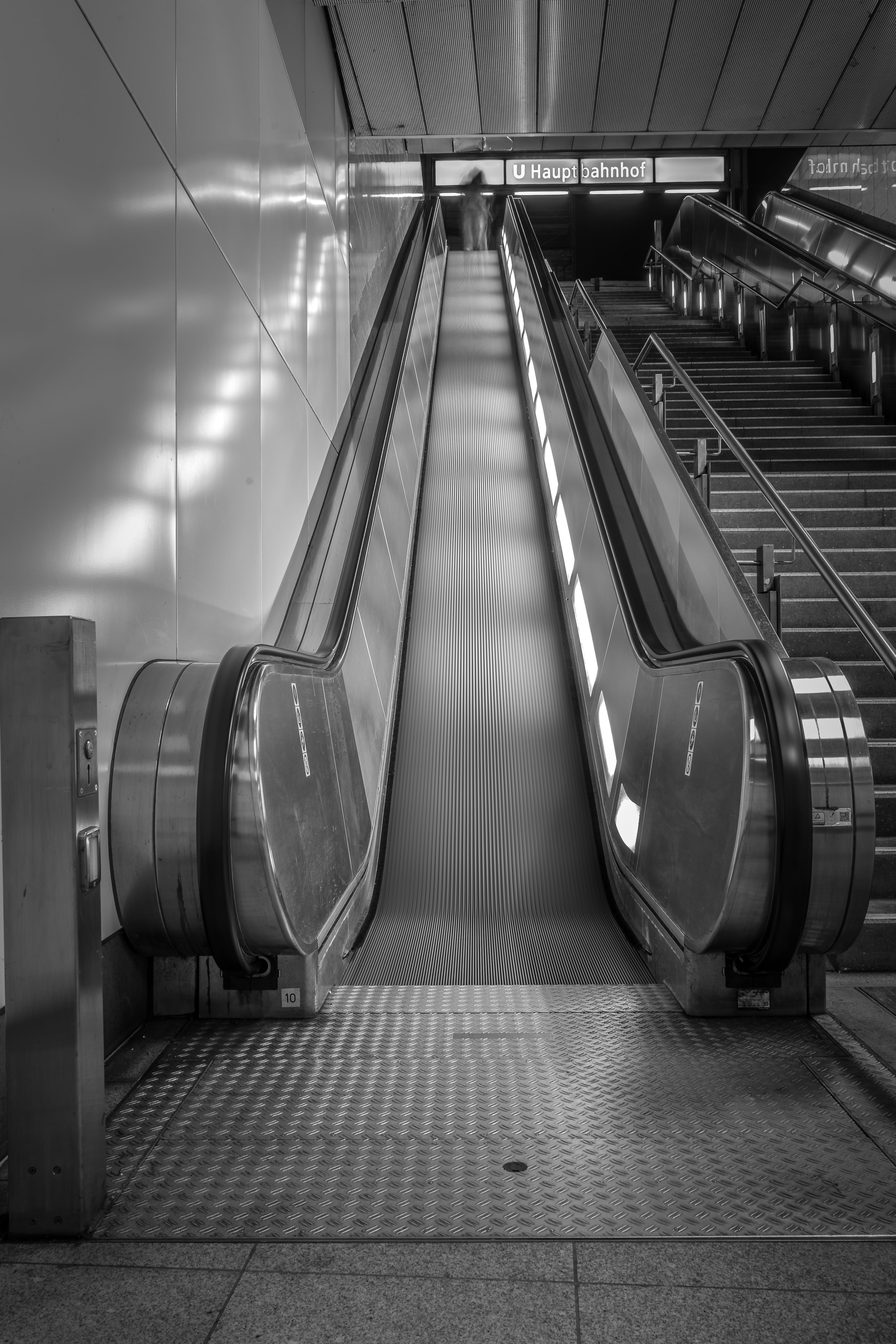 staircase, 5K, airport terminal, travel, ceiling, connection, moving walkway, tiled floor, underground, metal, indoors, long exposure, emergence, futuristic, Phone HD Wallpaper