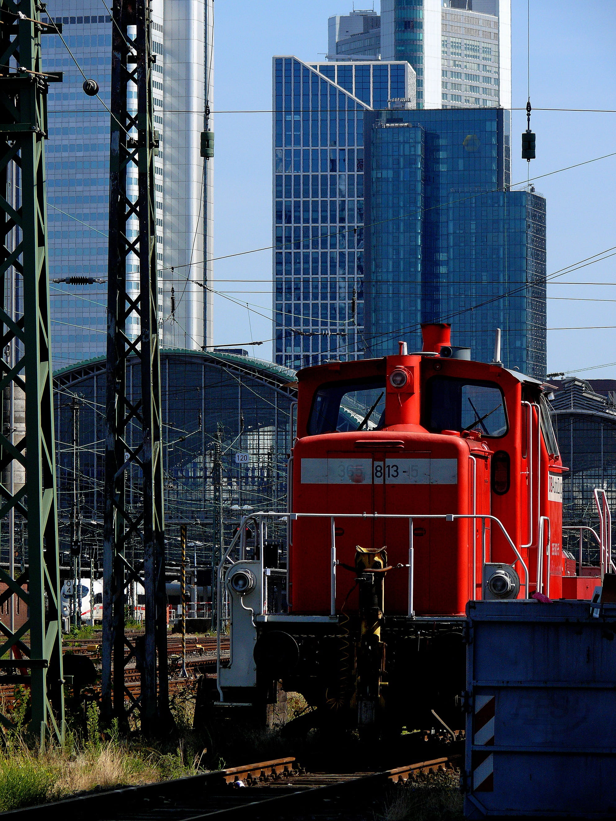 sack station, building exterior, frankfurt main, nature, outdoors, railway station, europe, red, pollution, 2K, traffic, transportation, frankfurt am main germany, Phone HD Wallpaper