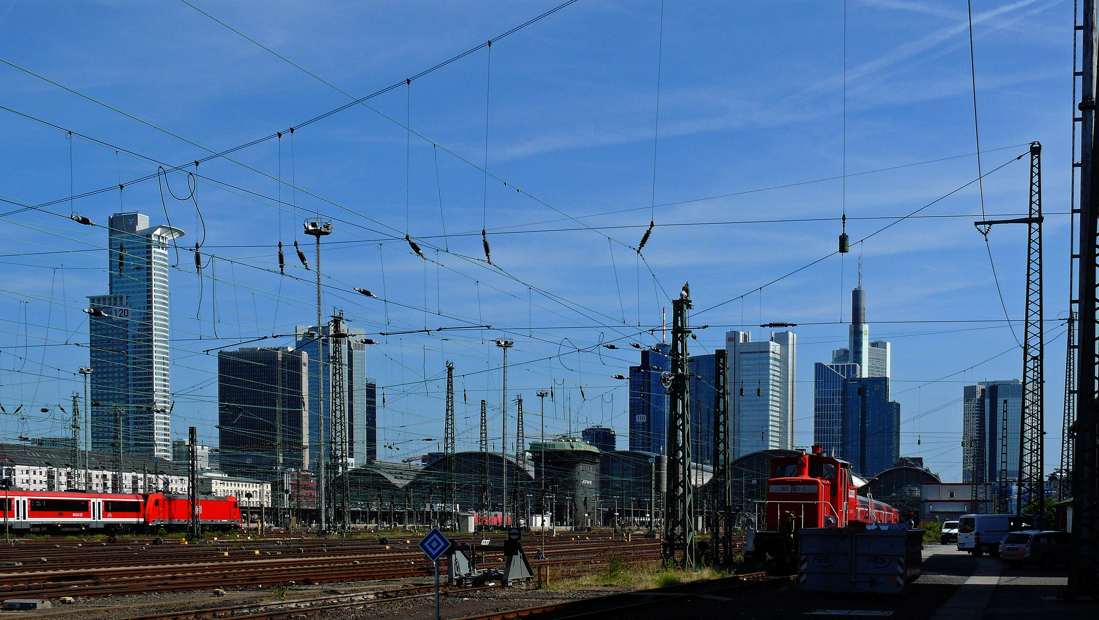 real people, sack station, construction, outdoors, frankfurt, track, office building exterior, hesse, mainhatten, power supply, city, architecture, cable, HD Wallpaper