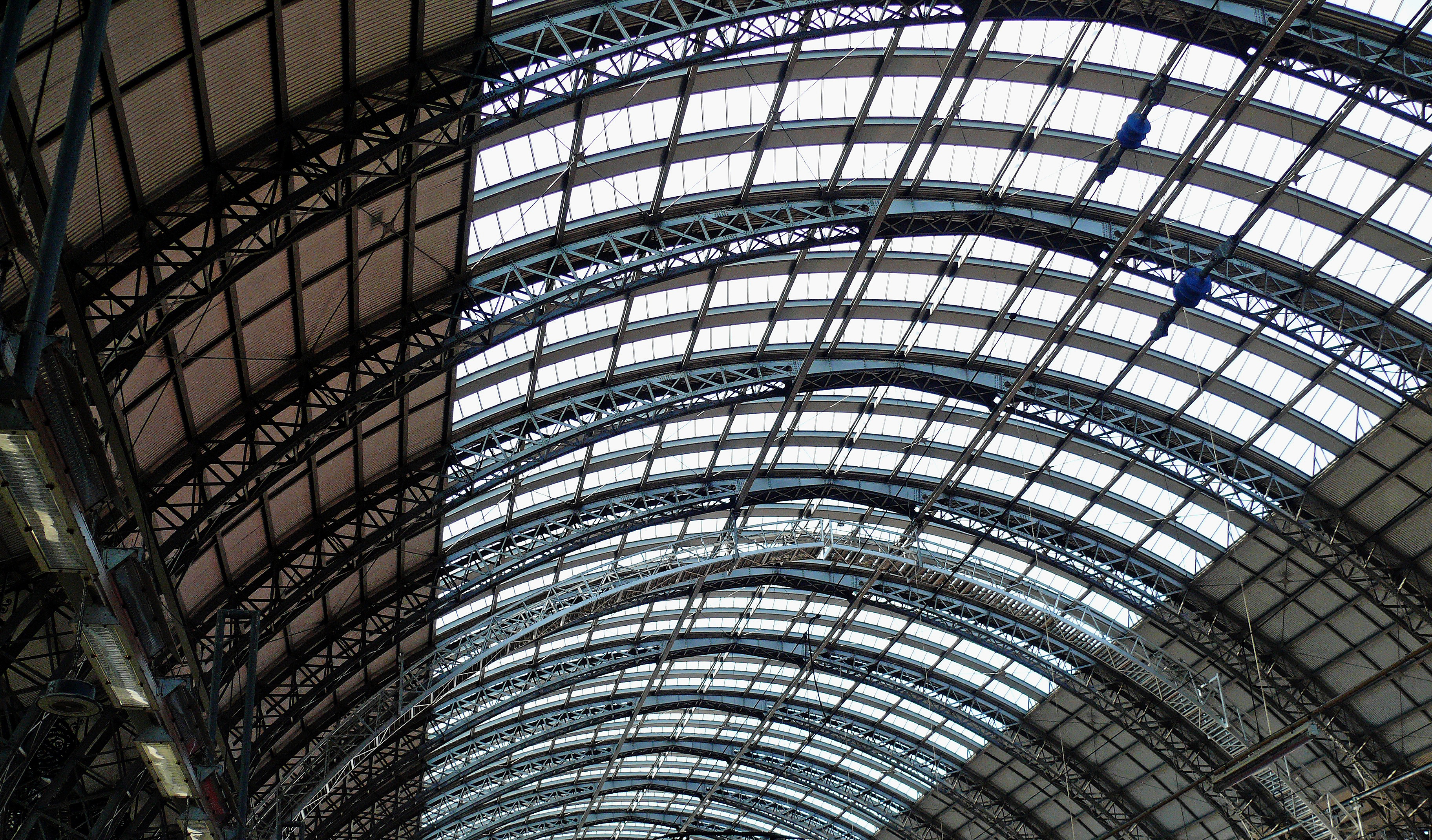 arch, central station, building, indoors, abstract, day, remote traffic, full frame, traffic, backgrounds, roof, no people, modern, design, trains, architecture and art, HD Wallpaper