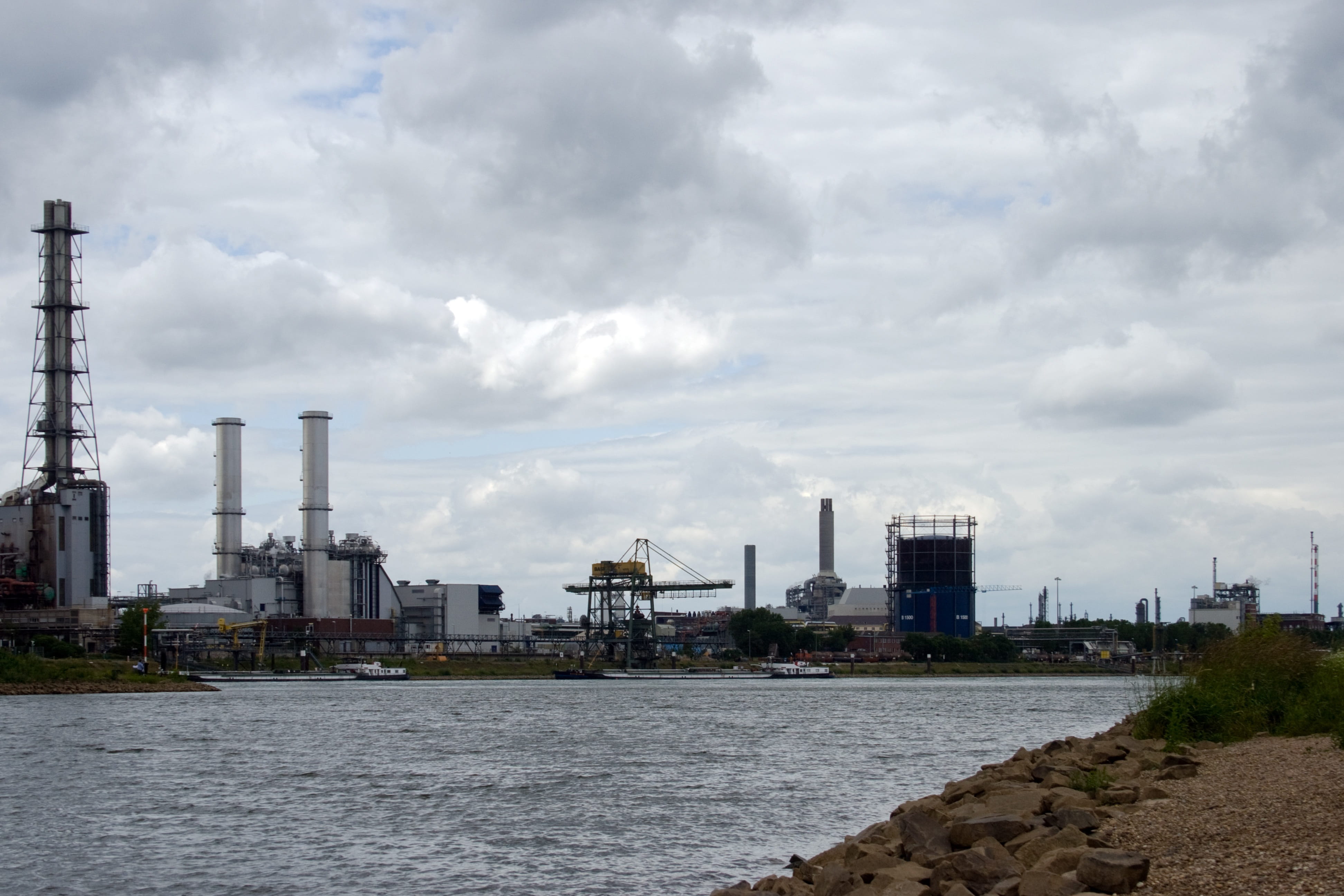 chemical plant, sky, building exterior, water, waterfront, factory, business, pollution, no people, Basf, fuel and power generation, smoke stack, Ludwigshafen, HD Wallpaper