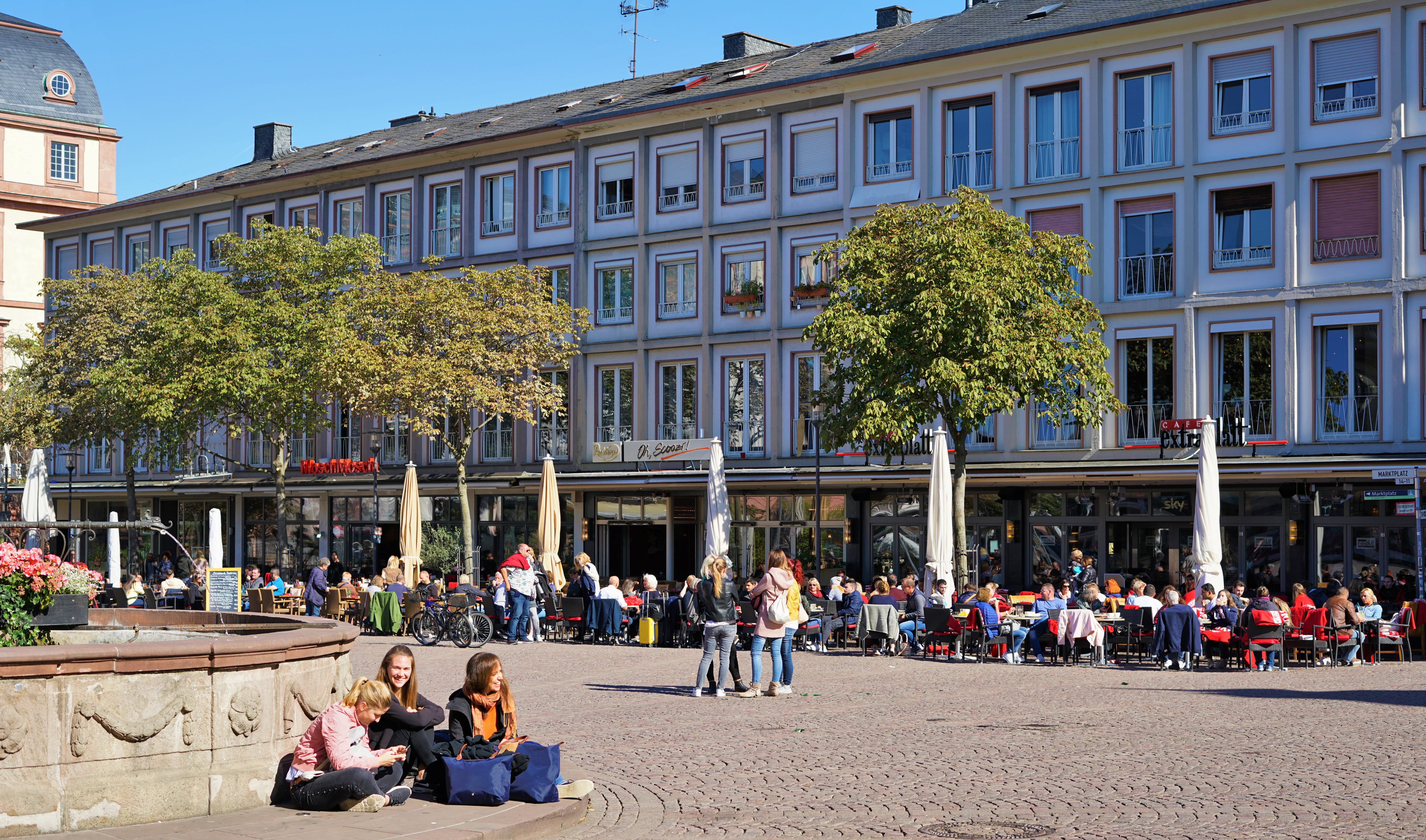 leisure activity, city, adult, architecture, germany, large group of people, real people, lifestyles, building exterior, tree, built structure, women, building, HD Wallpaper