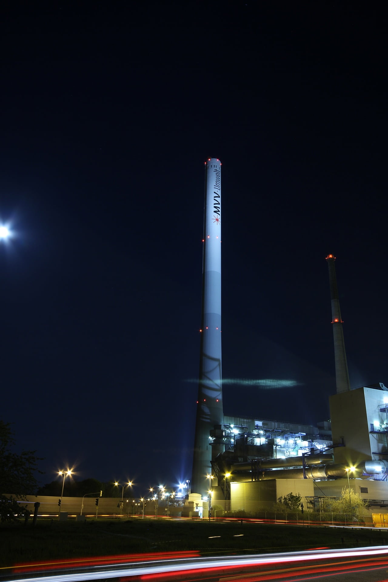 factory, building exterior, air pollution, road, nature, city, incinerator, sky, power supply, night, mannheim, night photography, lighting equipment, fuel and power generation, Phone HD Wallpaper