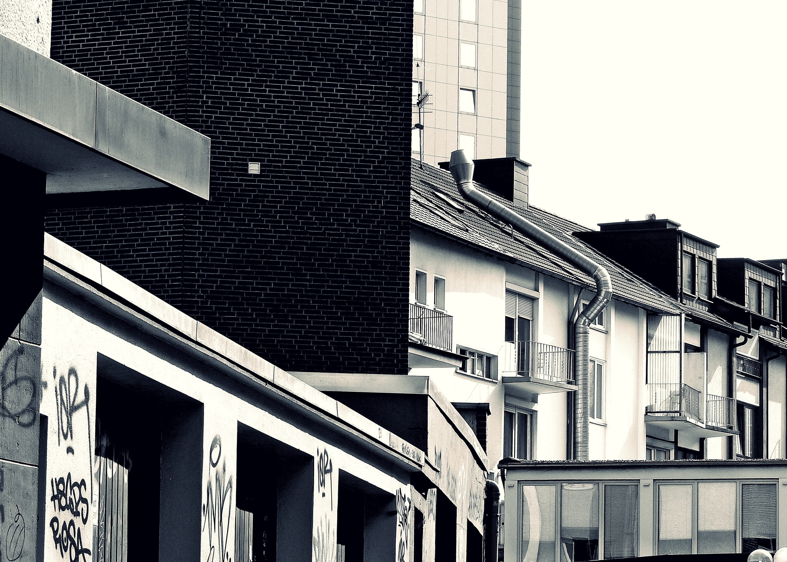 building exterior, historic center, no people, architecture, sunlight, low angle view, downtown, house facade, alley, outdoors, town, window, building, HD Wallpaper