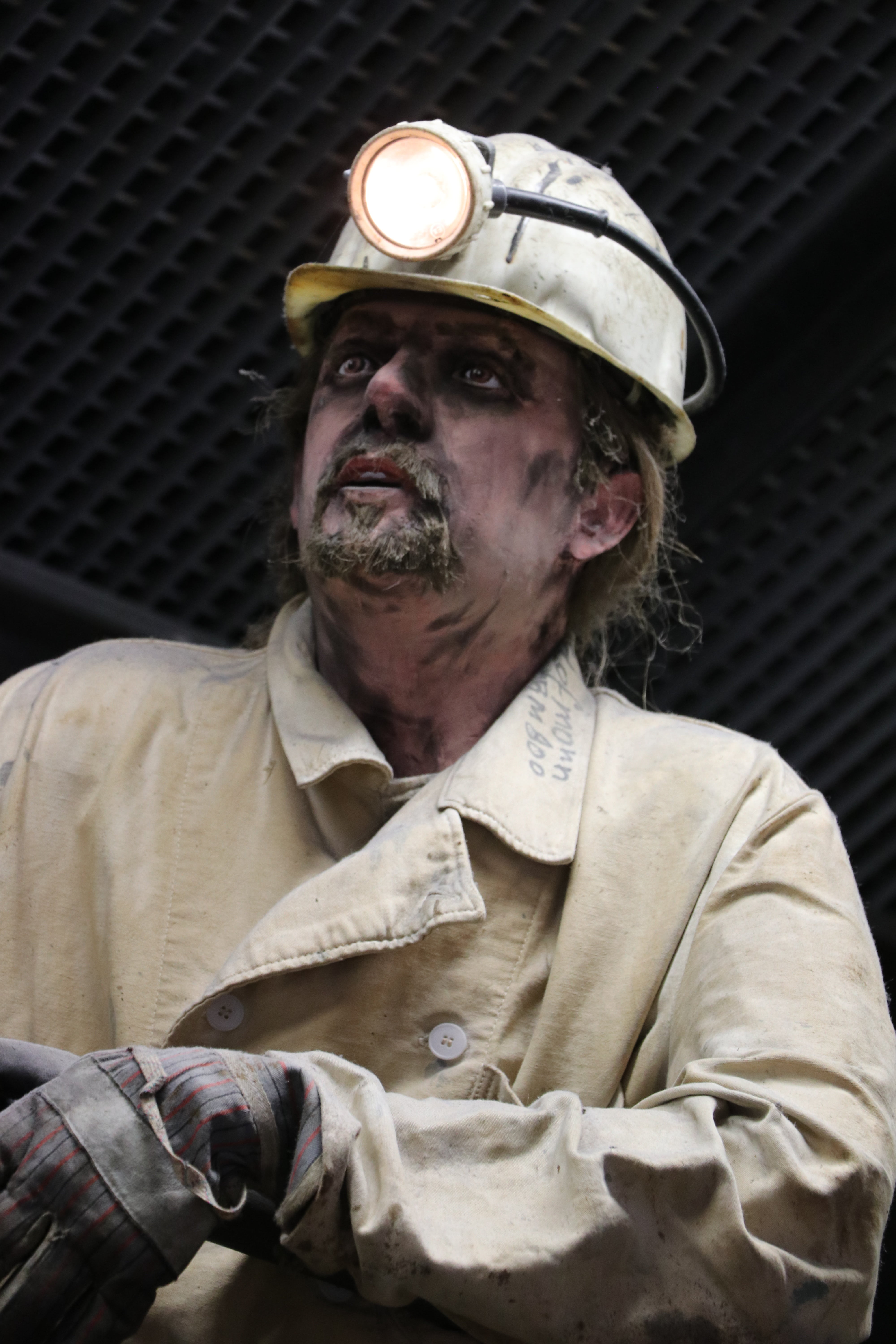 industrial heritage, bochum, one person, buddy, mature adult, bill, real people, 5K, lifestyles, contemplation, mine, front view, mining museum, indoors, Phone HD Wallpaper