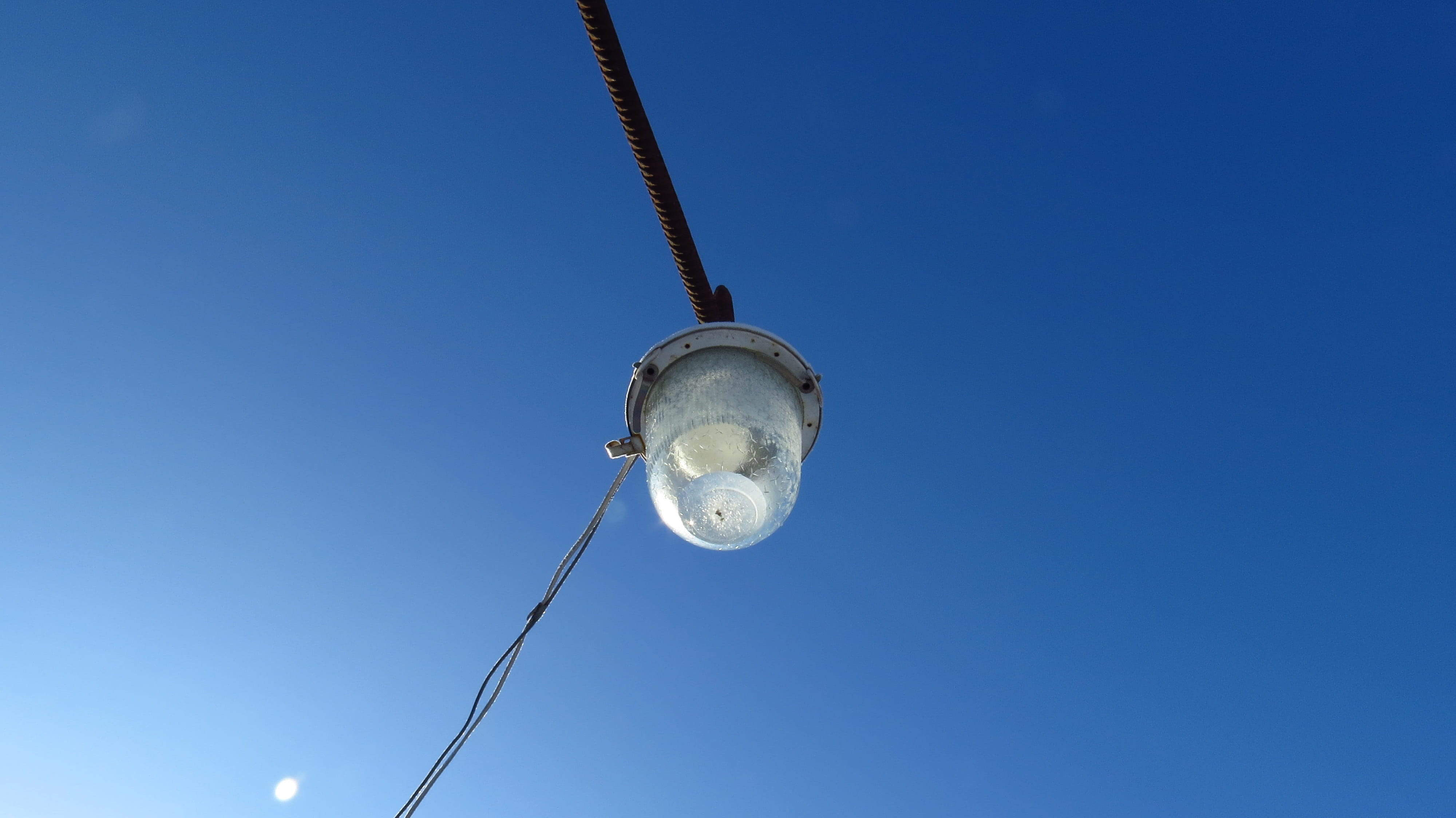 lantern, architecture, hanging, light bulb, street, bright, day, cable, 4K, copy space, clear sky, sky, ceiling, street light, sunny, lighting equipment, HD Wallpaper