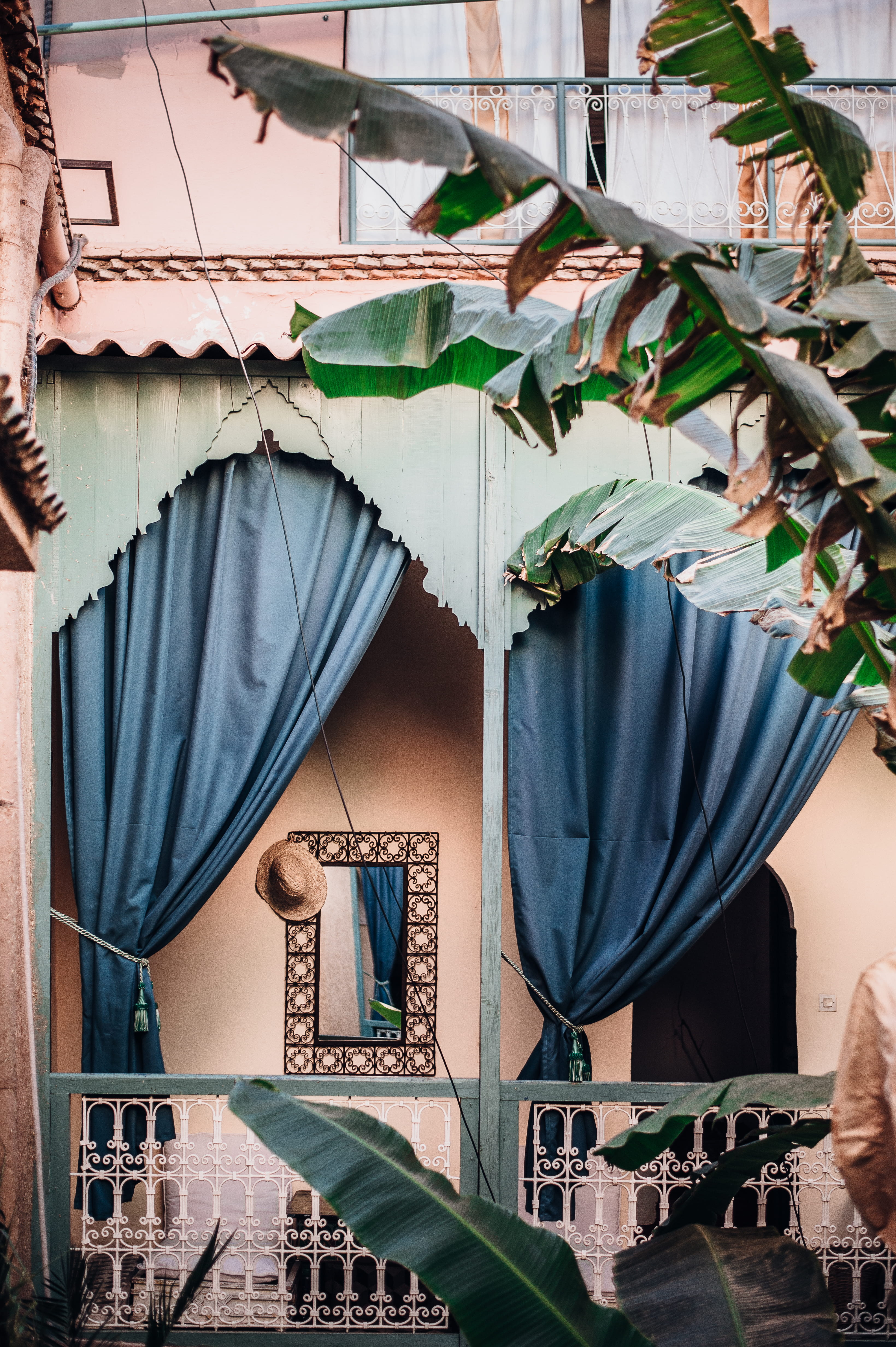leaf, 4K, m, photo, hanging, mannequin, balcony, veranda, chicha, textile, marrakesh, banana, dar, swag, clothing, riad, near, curtain, window, architecture, Phone HD Wallpaper