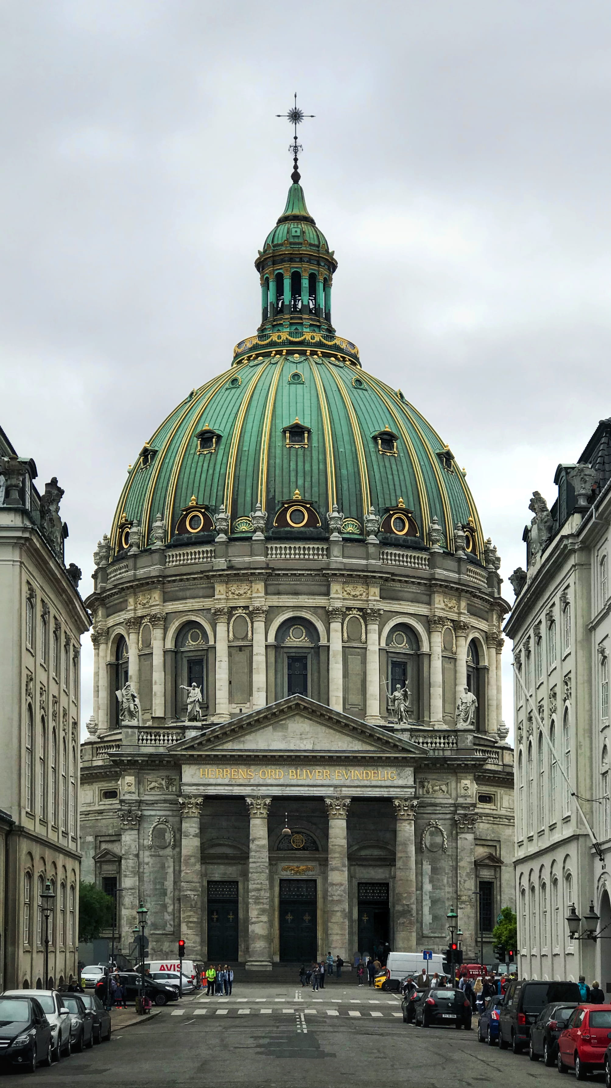 land vehicle, amalienborg slotsplads 7k, human, building, steeple, city, mode of transportation, travel destinations, copenhagen, incidental people, vehicle, Phone HD Wallpaper