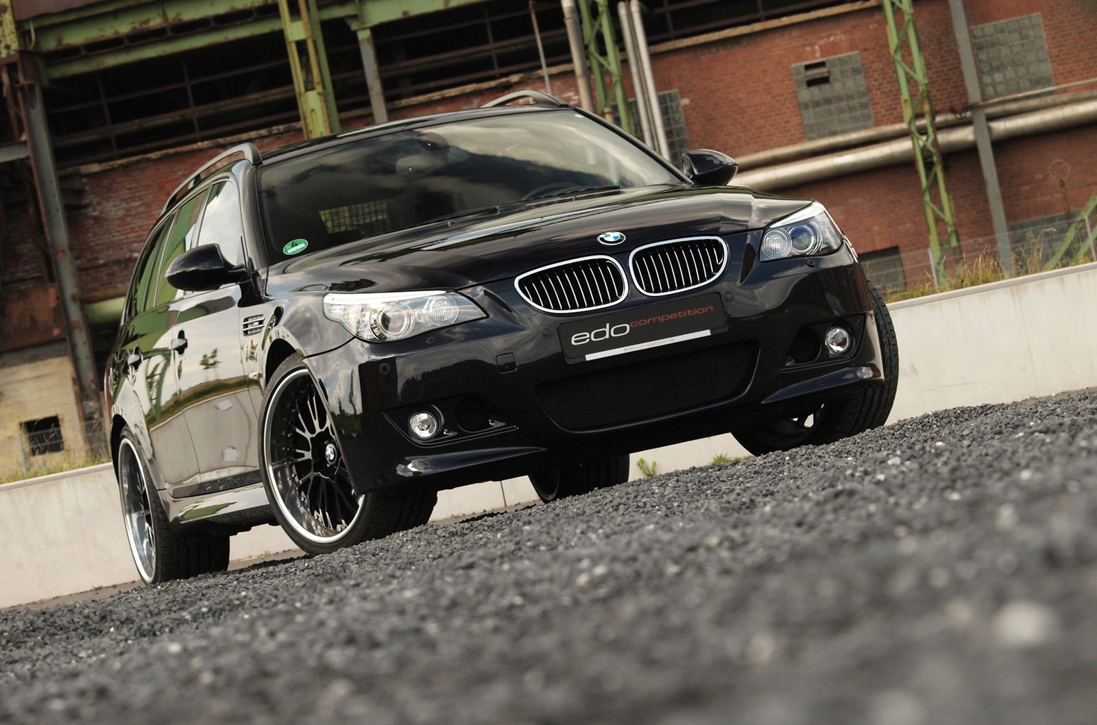 no people, transportation, touring, car, built structure, bmw, stationary, dark, building exterior, parking, 720P, retro styled, mode of transportation, HD Wallpaper