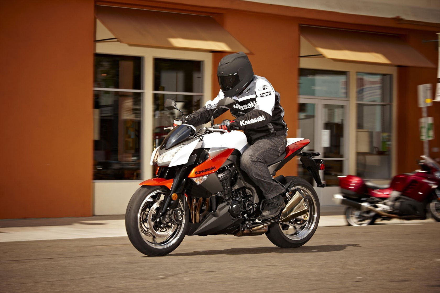 crash helmet, 720P, transportation, z, one person, real people, 2010, architecture, lifestyles, building exterior, headwear, day, street, mode of transportation, HD Wallpaper