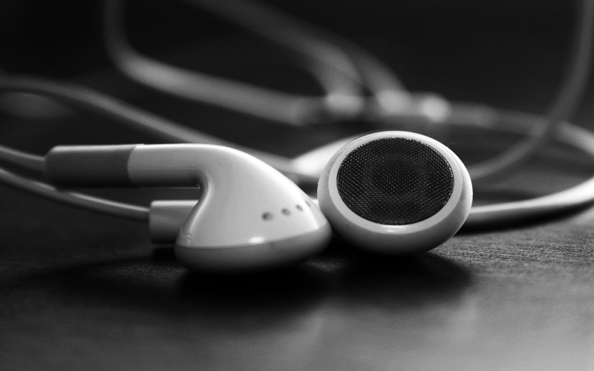 listening, selective focus, hd, wireless technology, connection, no people, communication, earphones, headphones, technology, focus on foreground, indoors, HD Wallpaper