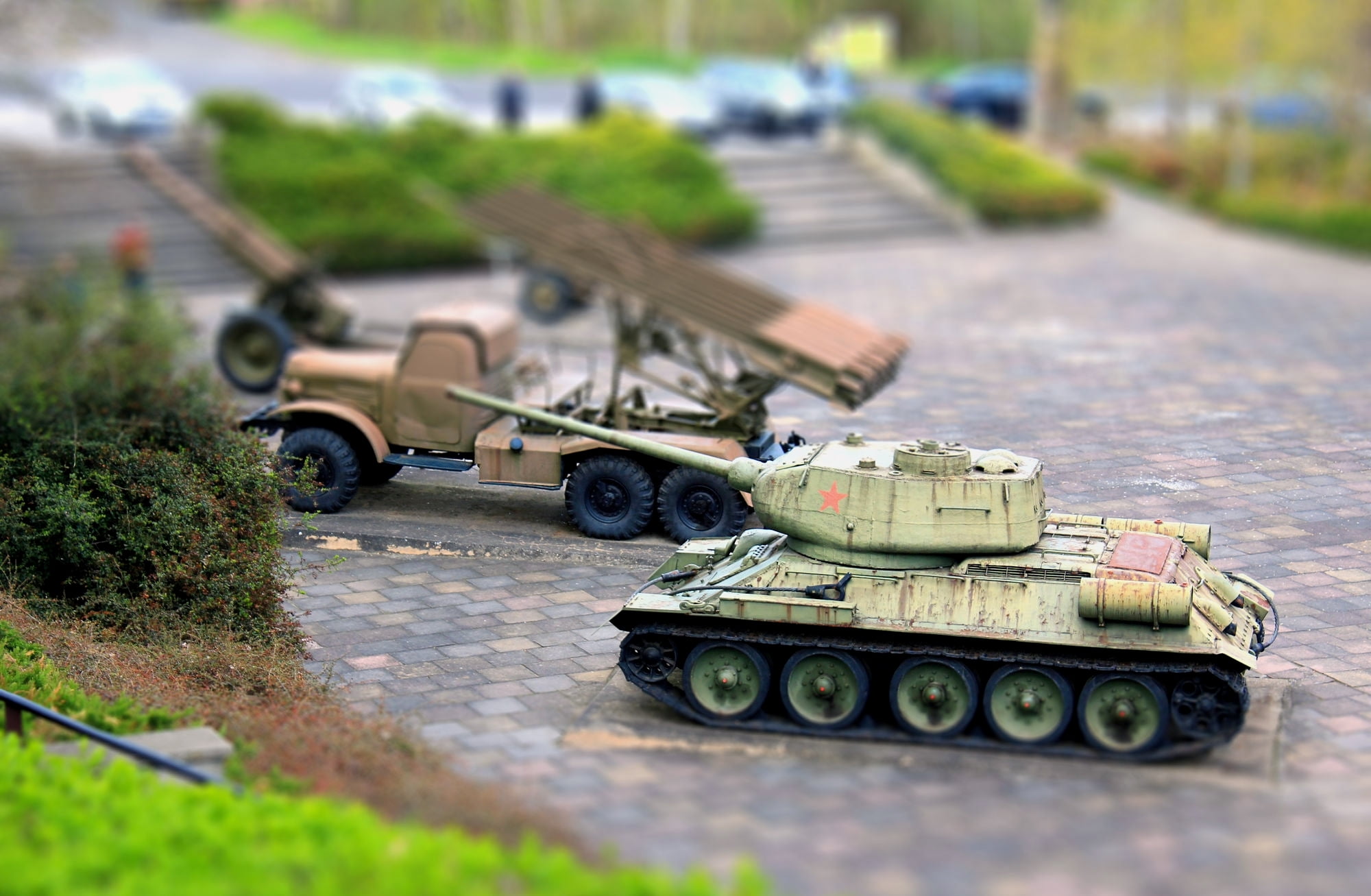 Weapons, tilt shift, government, 1080P, plant, city, transportation, T-34, nature, armored tank, selective focus, toy, architecture, war, outdoors, weapon, HD Wallpaper