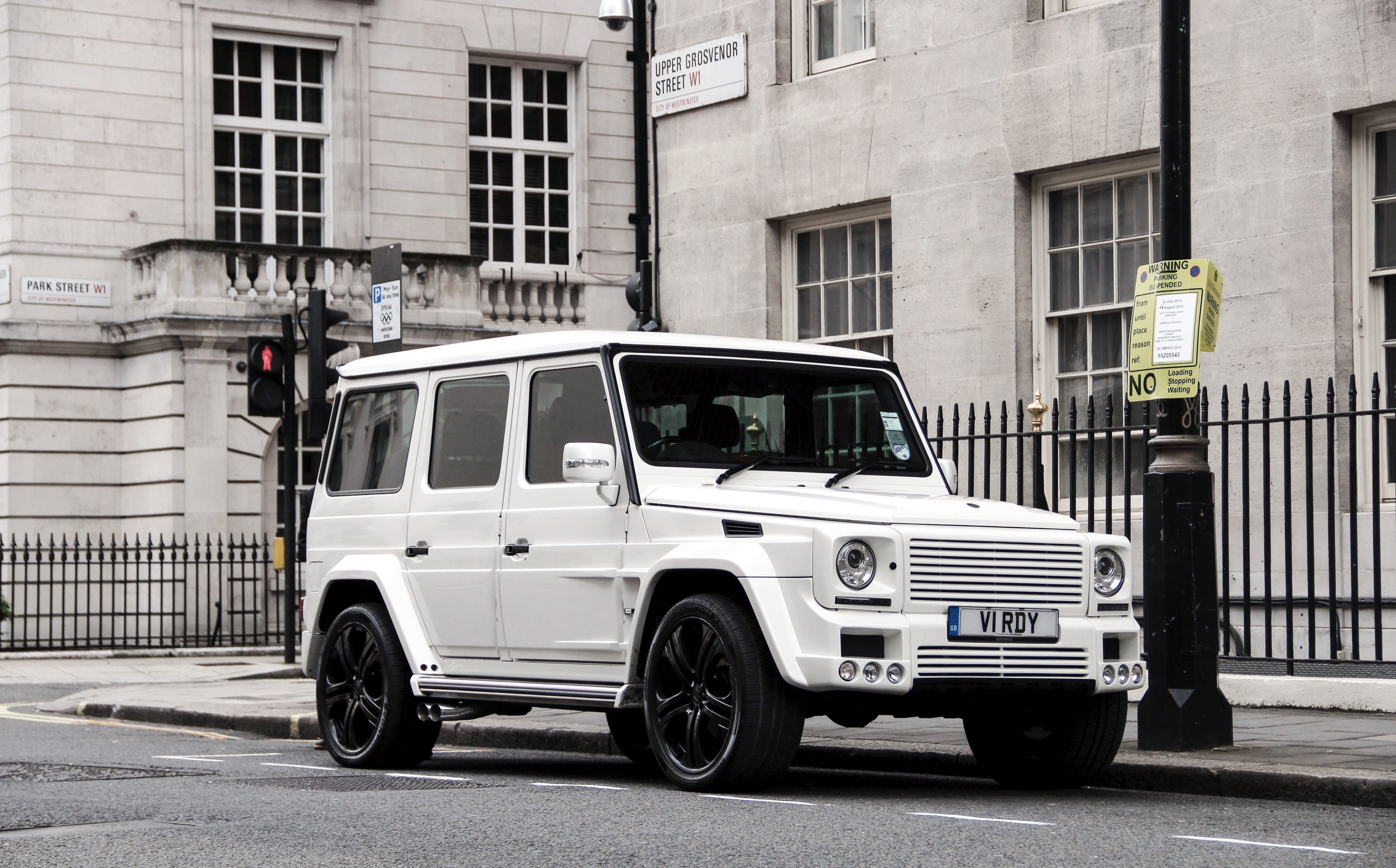 traffic, old, building, suv, old-fashioned, incidental people, 2K, architecture, wheel, car, tourism, built structure, city, transportation, off-Road Vehicle, HD Wallpaper