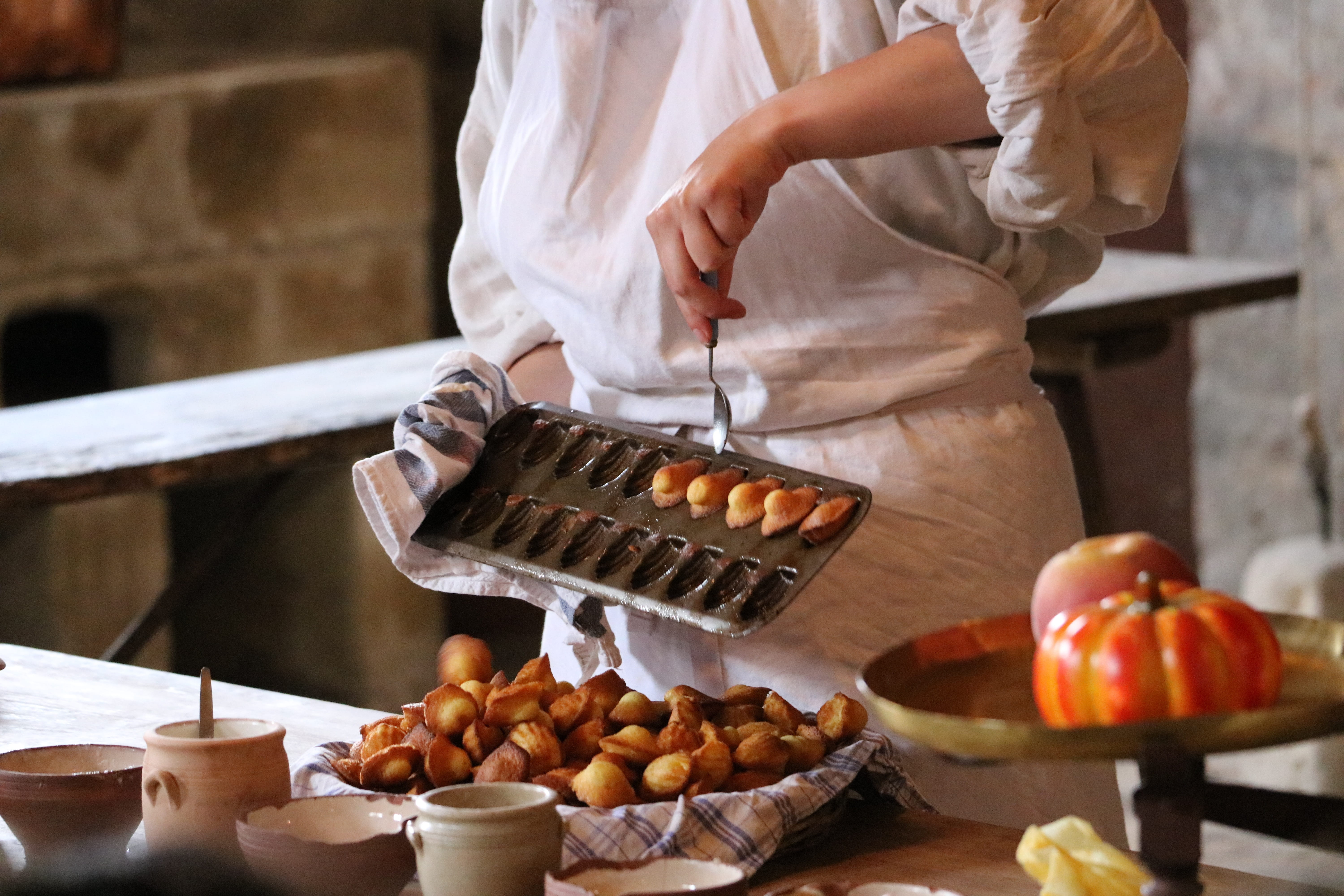 vintage, midsection, healthy eating, food, castle, taste, one person, domestic room, kitchen utensil, occupation, dessert, kitchen, indoors, wellbeing, HD Wallpaper