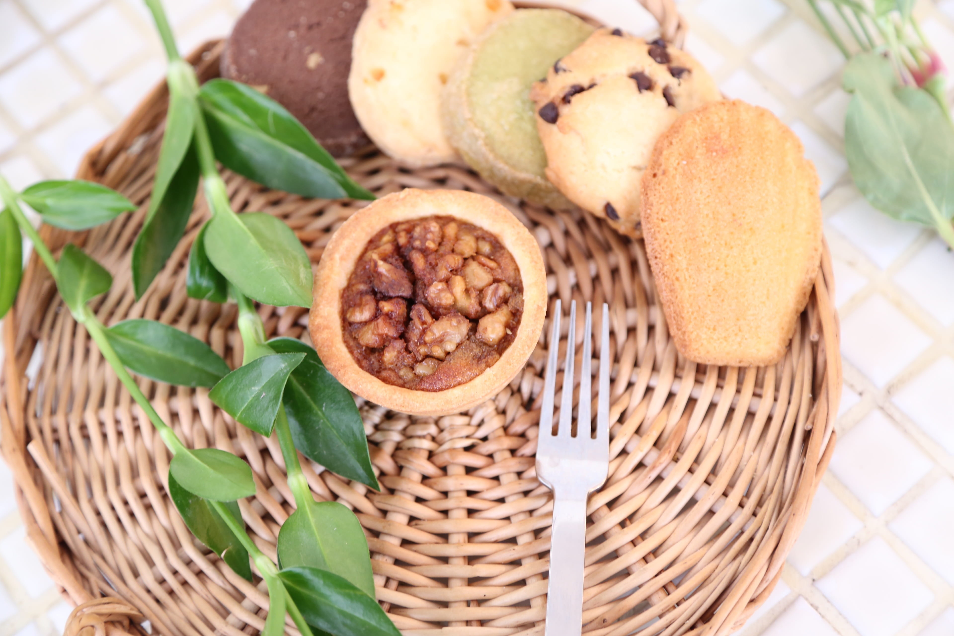 Leaf, Cookies, container, sweet food, coogee, fork, food and drink, close-up, ready-to-eat, dining table, table, snack, temptation, Tart, indoors, food, HD Wallpaper