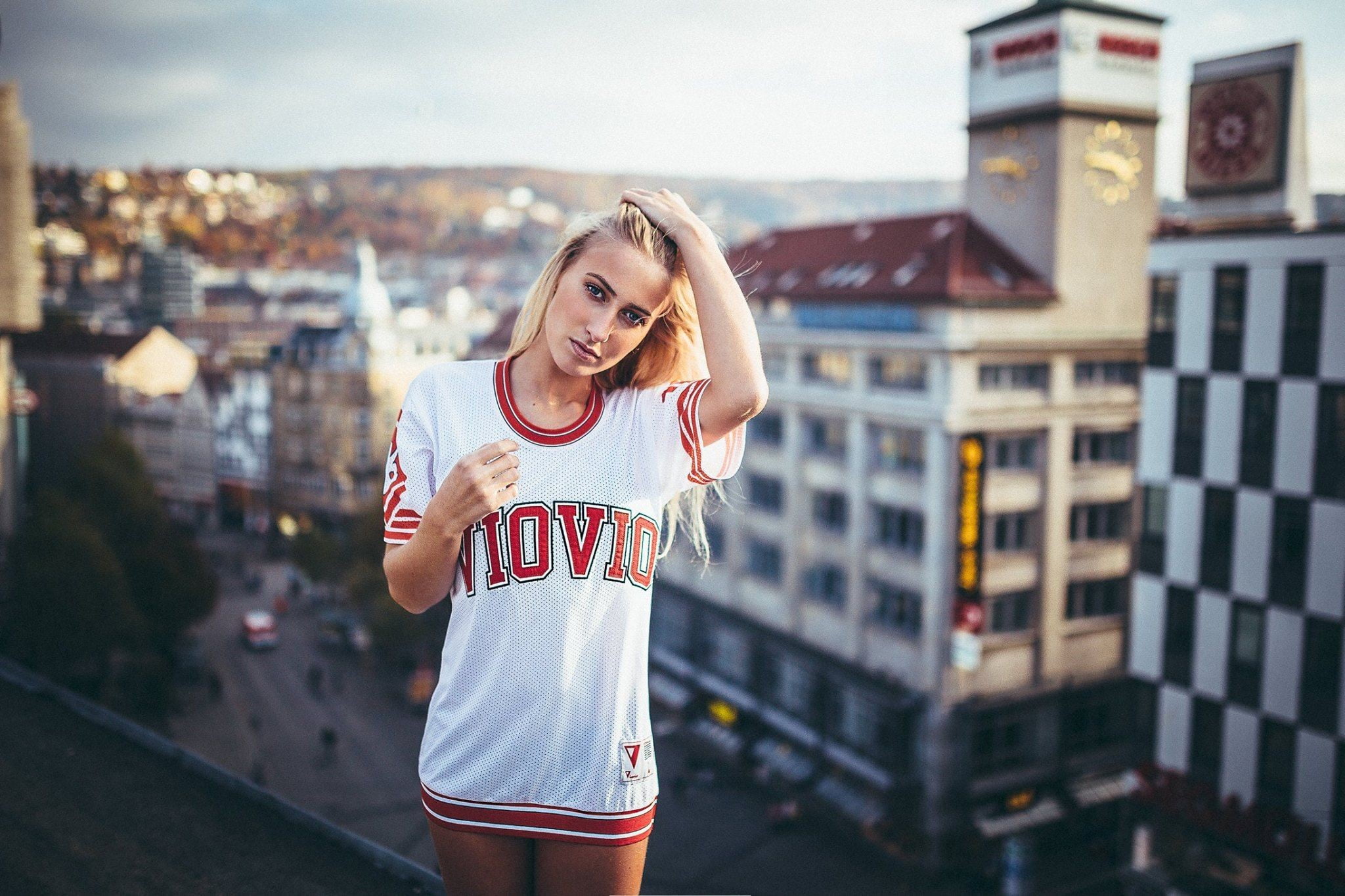 sports jerseys, architecture, one person, smiling, looking at viewer, young women, beautiful people, model, city, positive emotion, lifestyles, adult, casual clothing, HD Wallpaper
