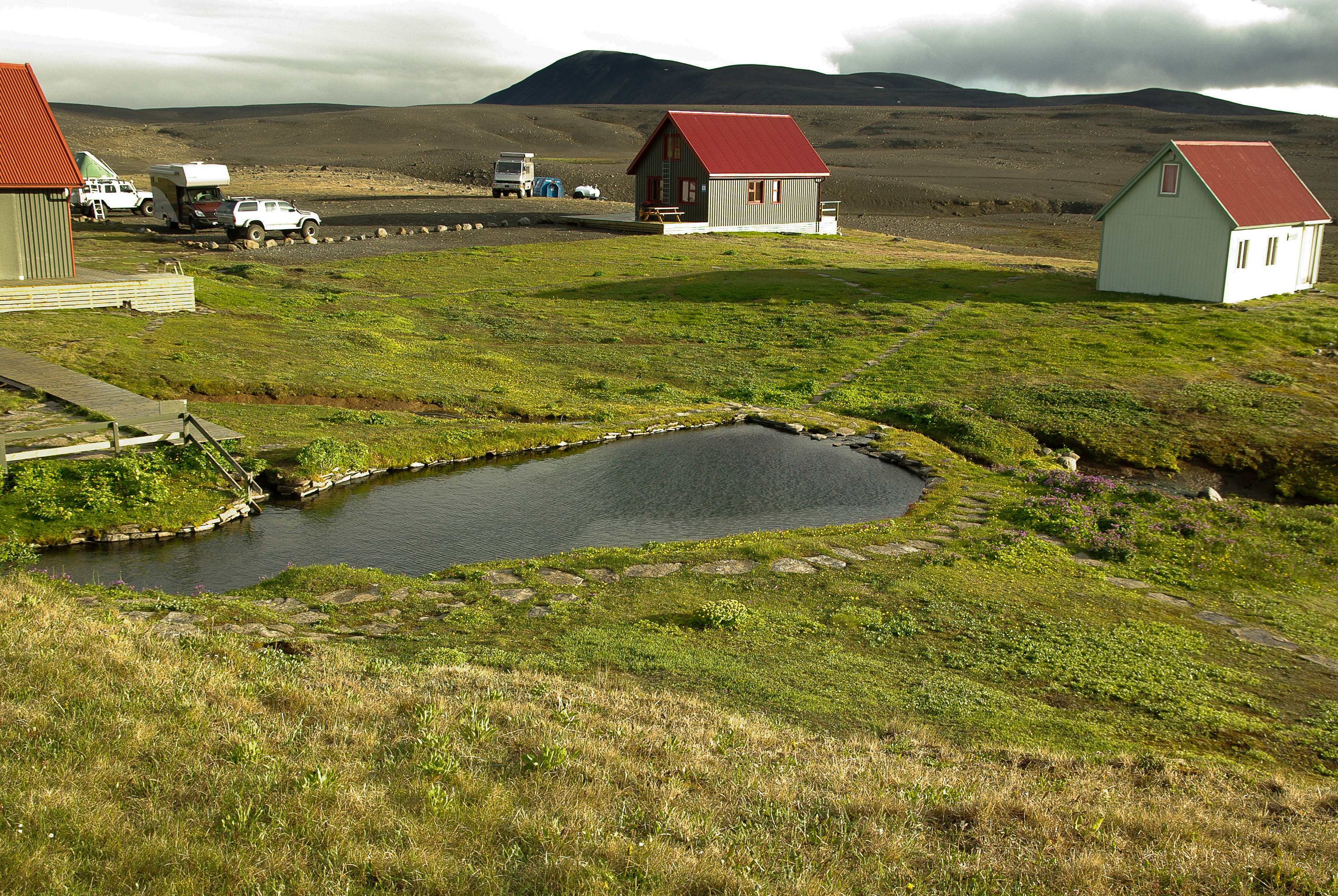 grass, laugafell, 2K, nature, environment, architecture, iceland, outdoors, mountain, day, plant, scenics - nature, geothermal, green color, residential district, HD Wallpaper