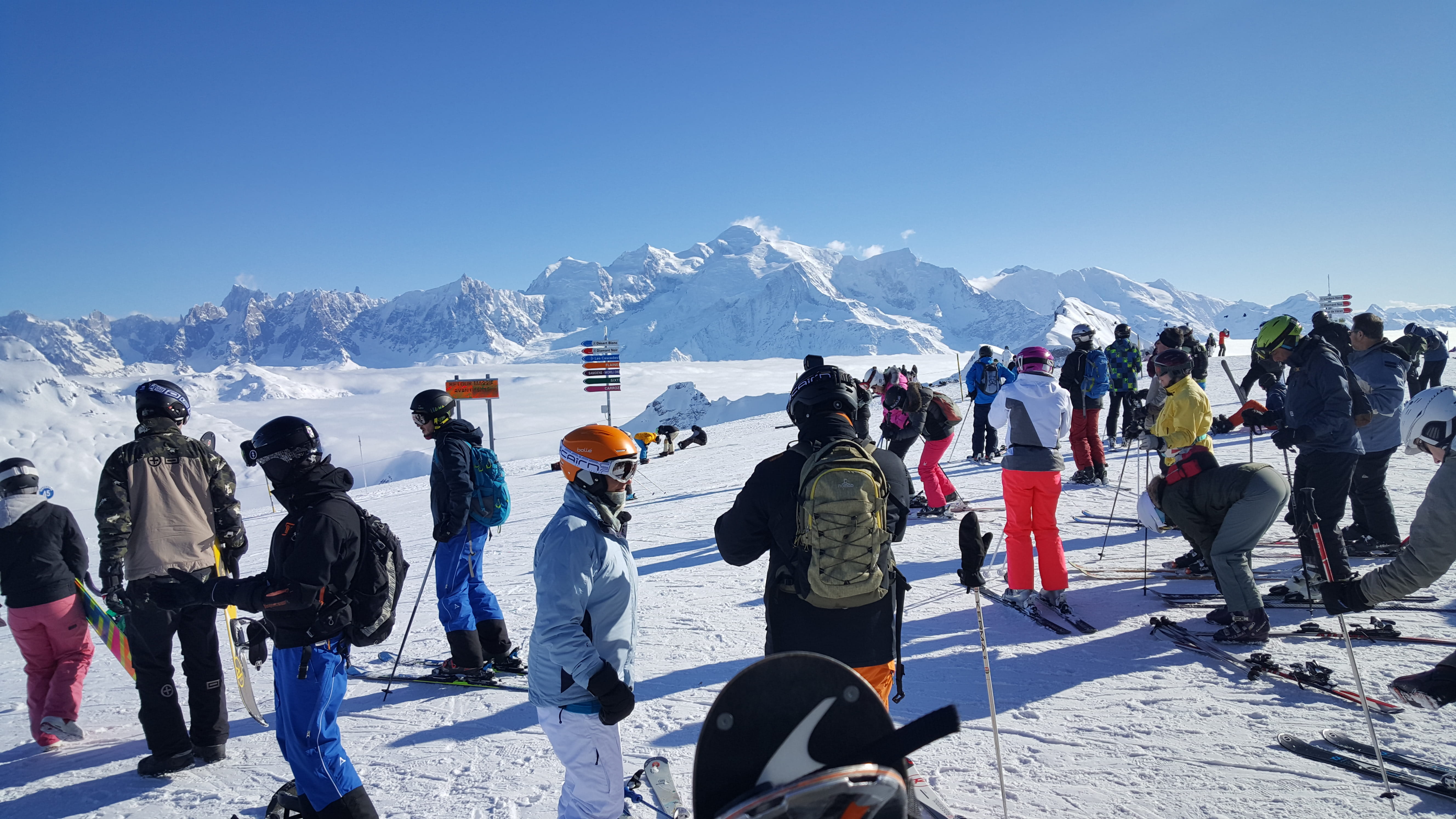 leisure activity, cold temperature, flaine, snowcapped mountain, ski, adventure, group of people, ski-wear, skiing, real people, sun, warm clothing, montblanc, HD Wallpaper
