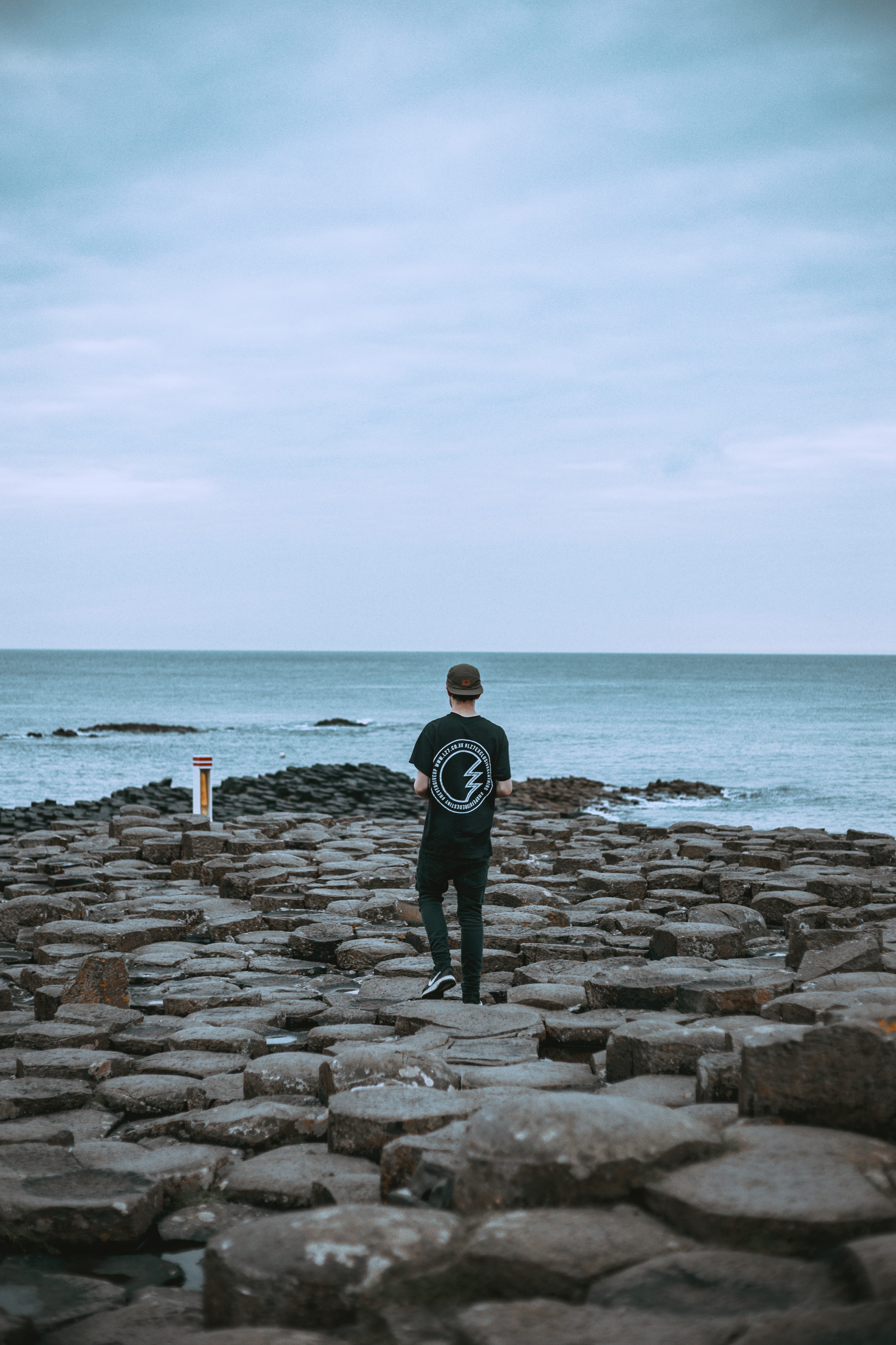 lifestyles, beauty in nature, casual clothing, gray, tranquil scene, sea, pants, scenics - nature, ocean, beside, black, giant, 5K, horizon over water, Phone HD Wallpaper