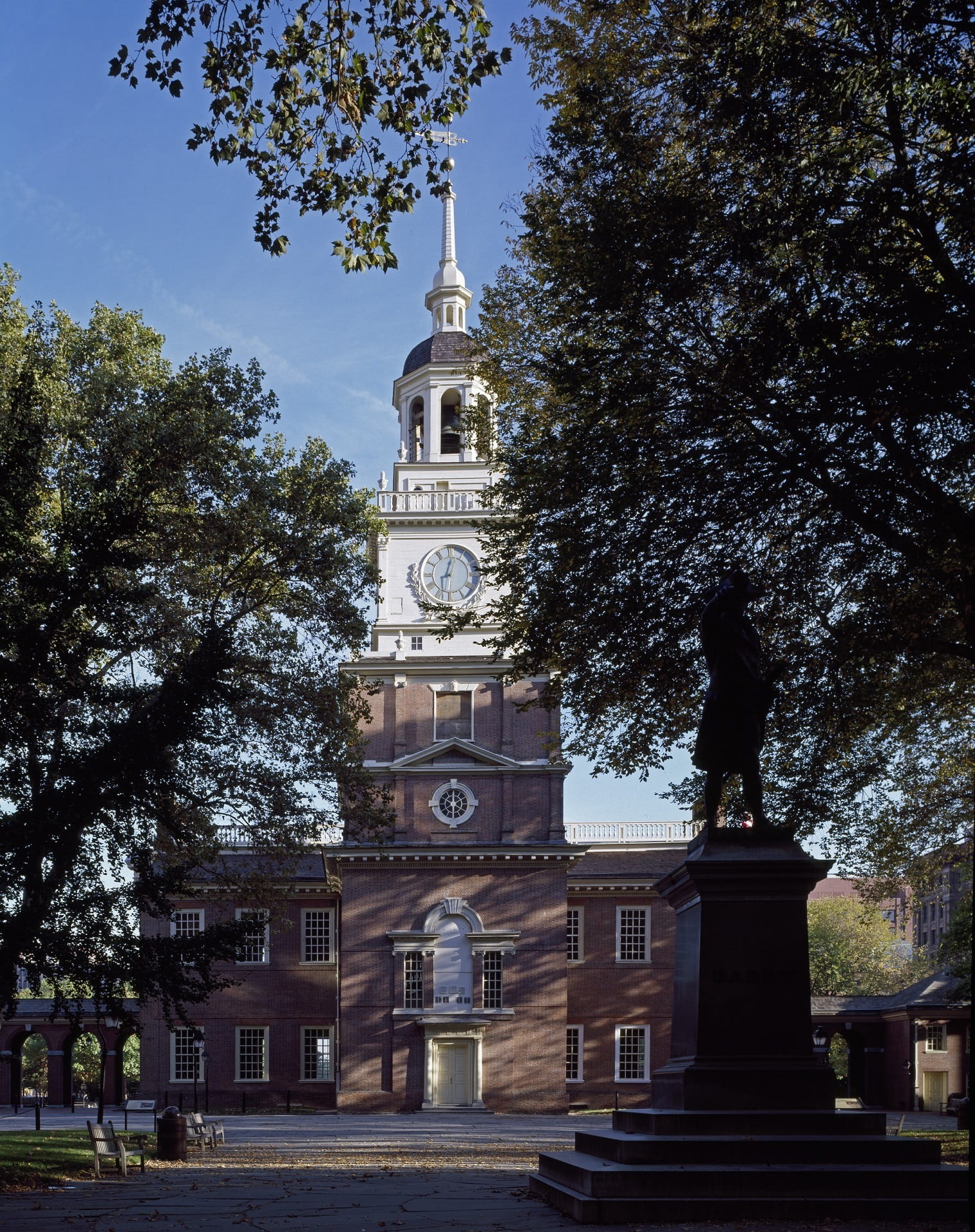 building exterior, plant, tree, tower, art and craft, place of worship, low angle view, spirituality, independence hall, religion, nature, constitution, Phone HD Wallpaper