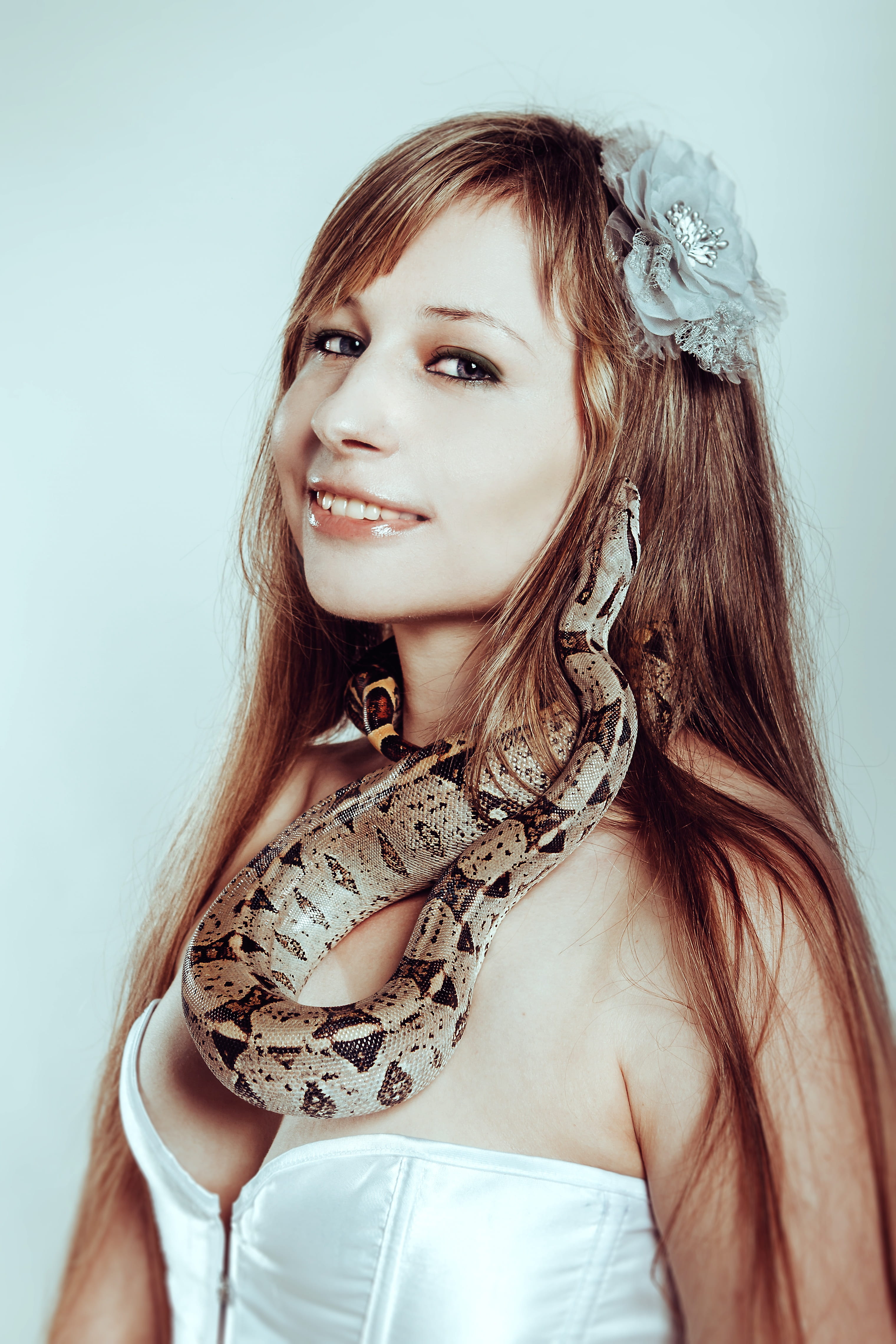 animals, women, creeping things, headshot, looking at camera, blond hair, studio shot, 4K, long hair, with a snake, adult, bastards, reptiles, girl, hair, Phone HD Wallpaper