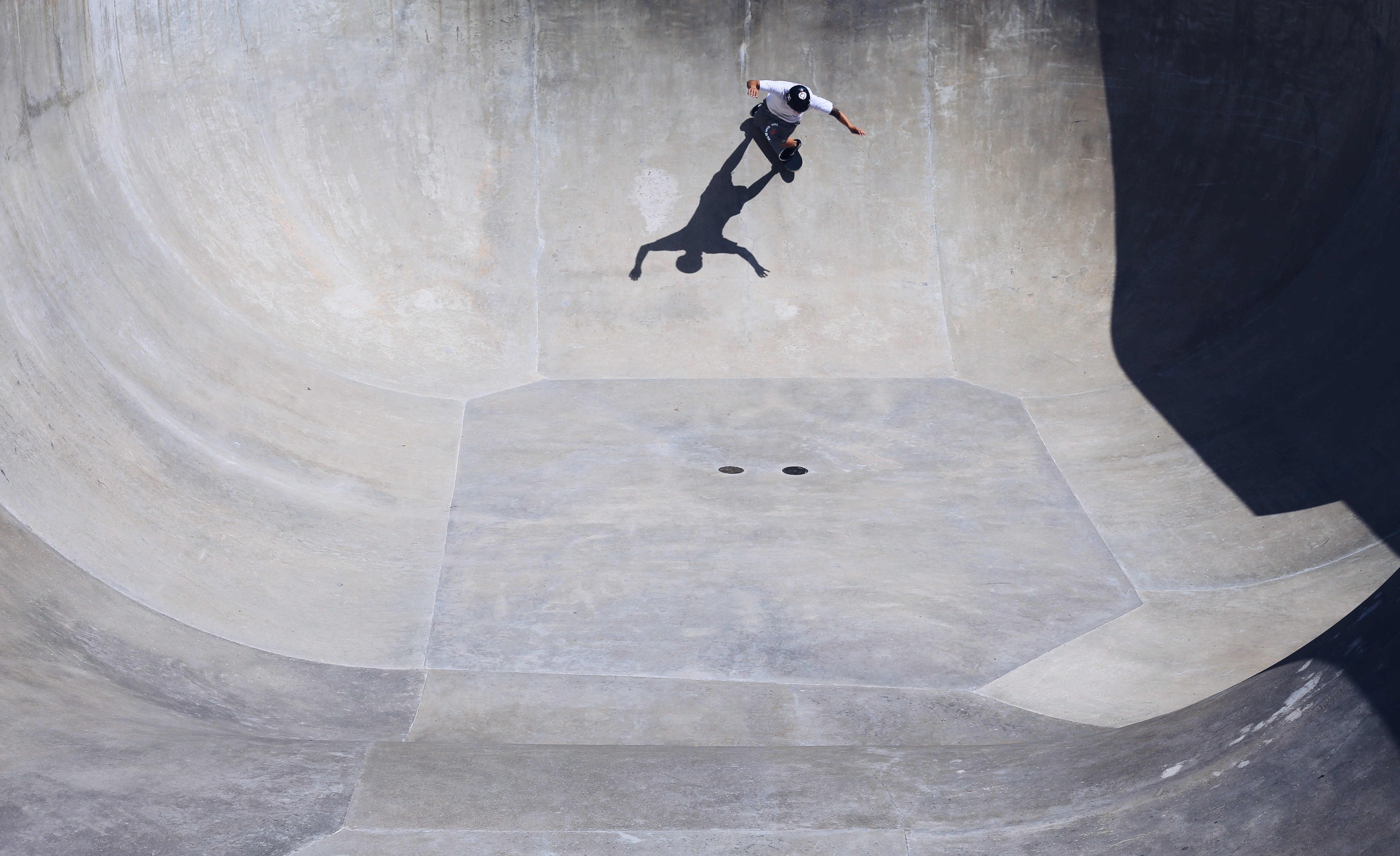 stunt, men, shirt, skill, challenge, white, warning sign, pavement, risk, skateboard, 5K, exhilaration, bowl, t, courage, riding, full length, sports ramp, HD Wallpaper