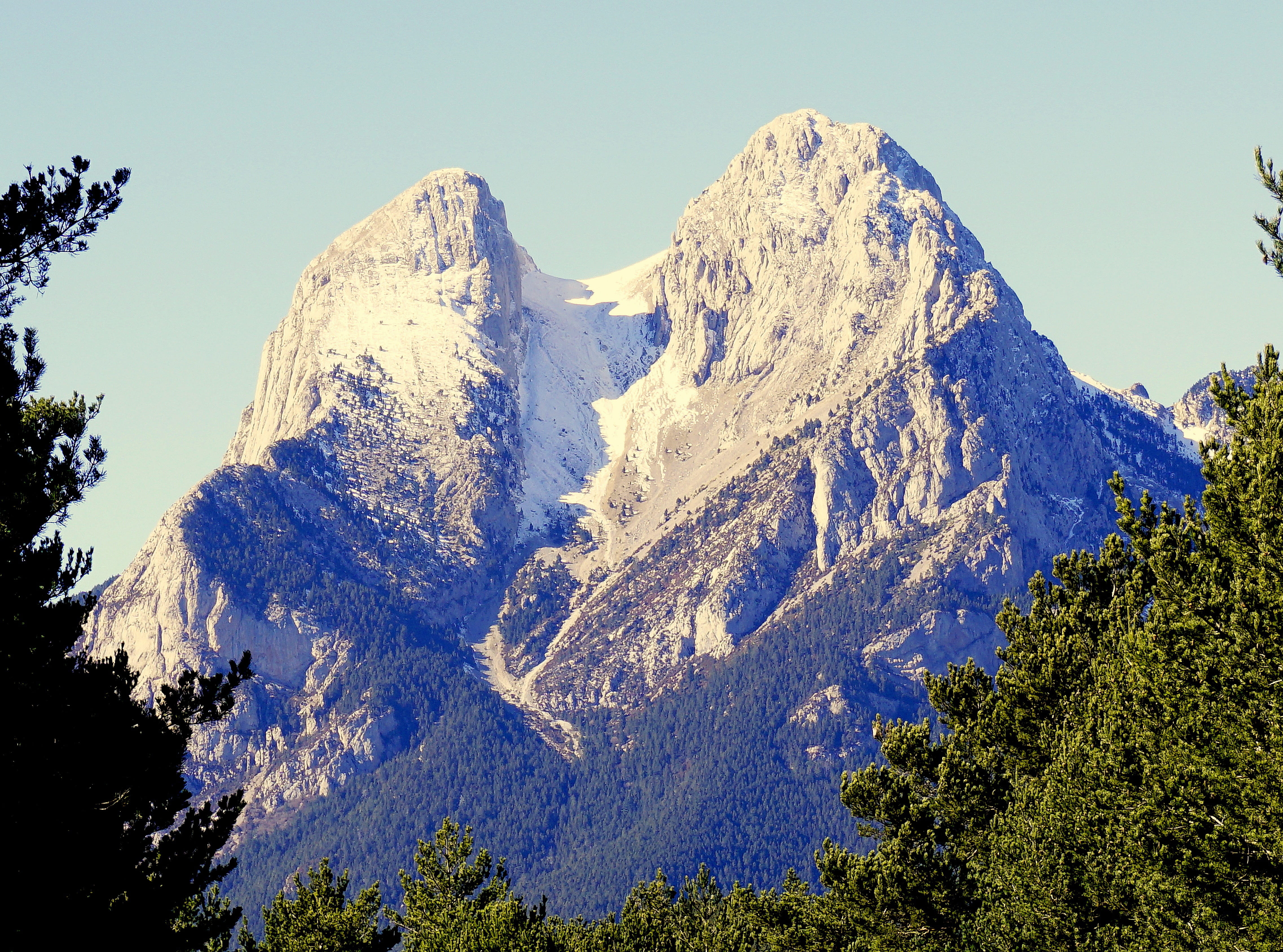 Pedraforca, 4K, scenics, beauty in nature, Mount, scenics - nature, formation, clear sky, landscapes, tranquil scene, take it easy, peak, idyllic, tree, HD Wallpaper