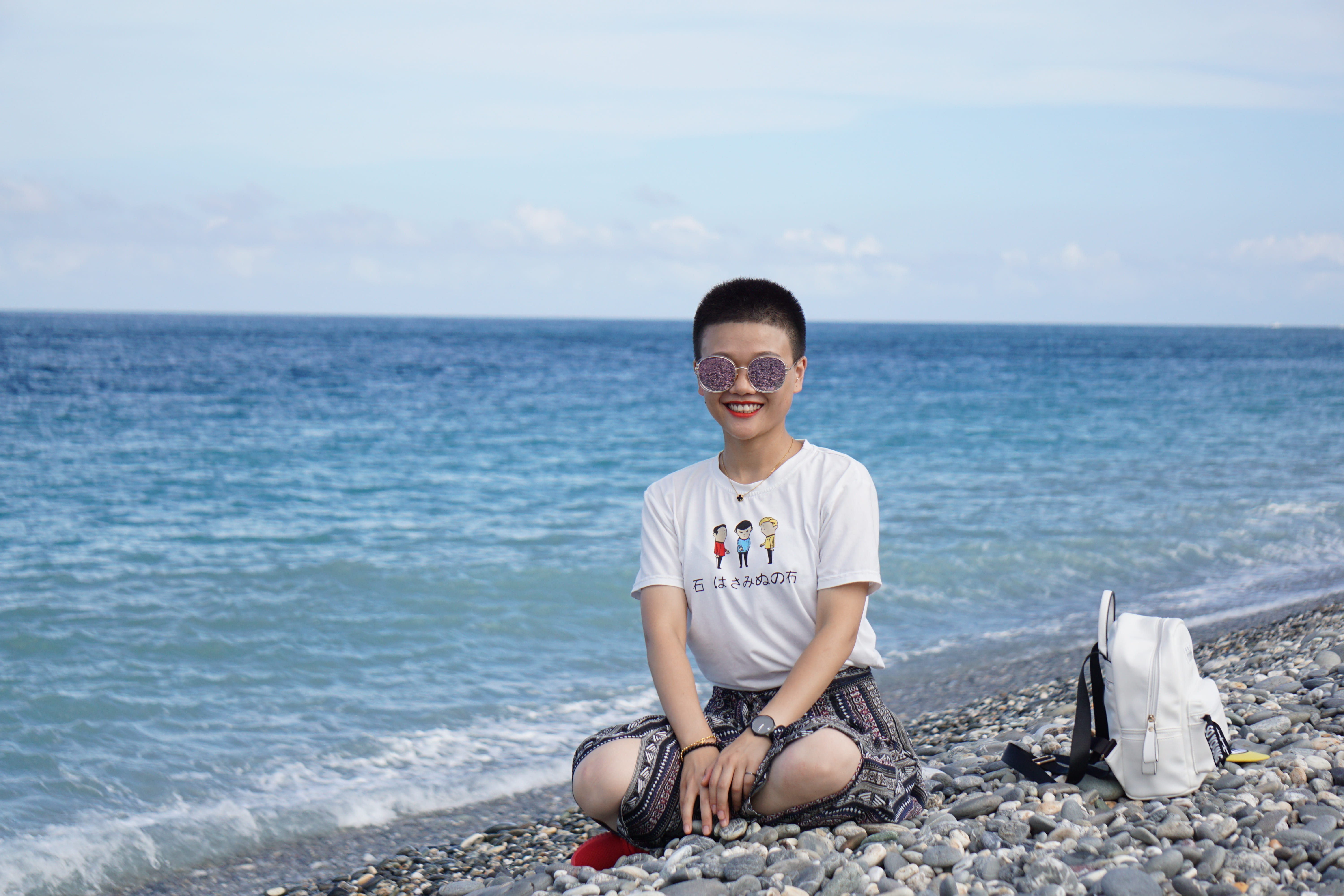 real people, horizon, lifestyles, smiling, sitting, asian, chinese, vacation, summer, woman, care, human, wellbeing, casual clothing, female, solid, joy, HD Wallpaper