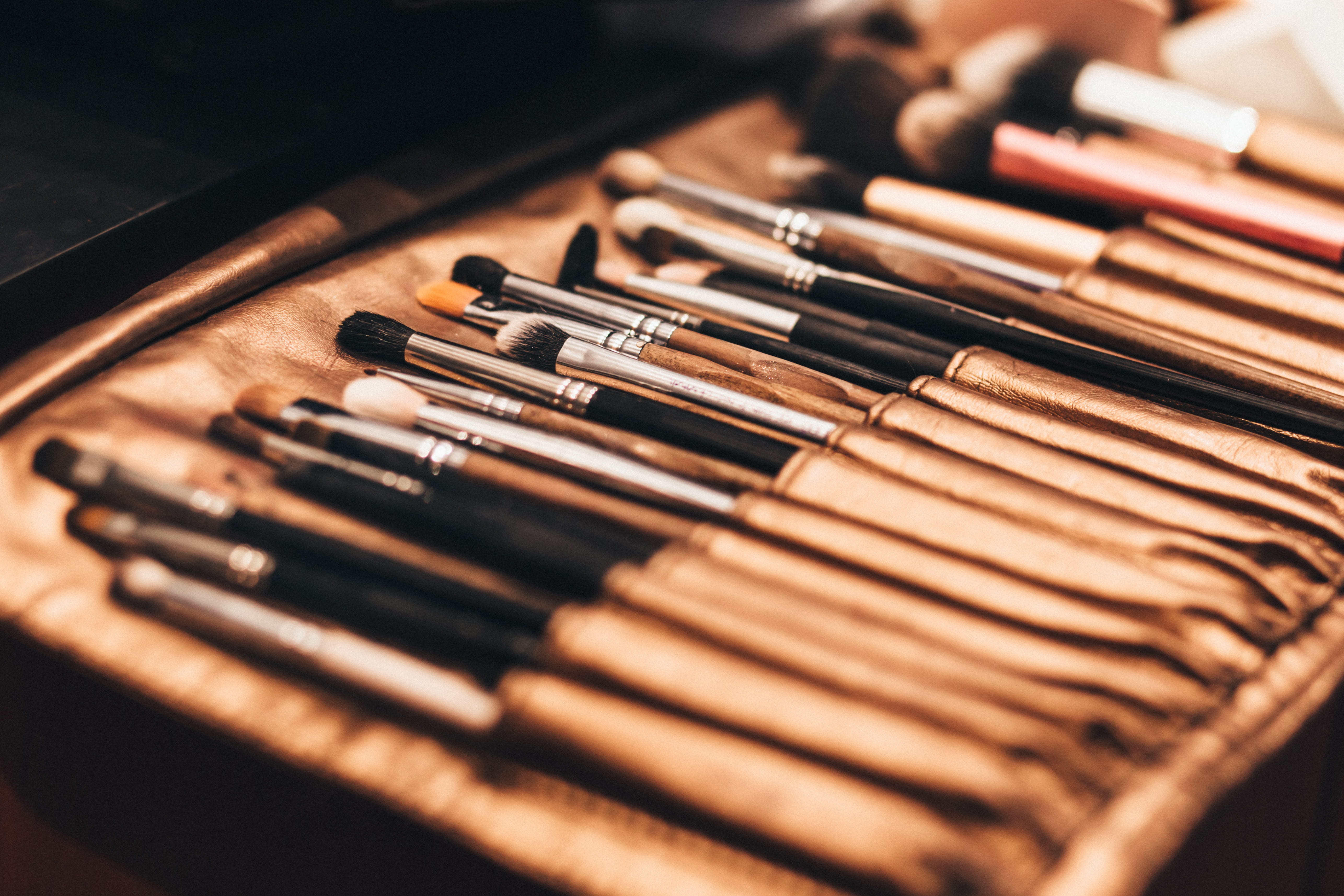 kit, things, beauty, wood - material, arrangement, studio shot, selective focus, 5K, no people, blur, musical equipment, alloy, classical style, makeup, HD Wallpaper