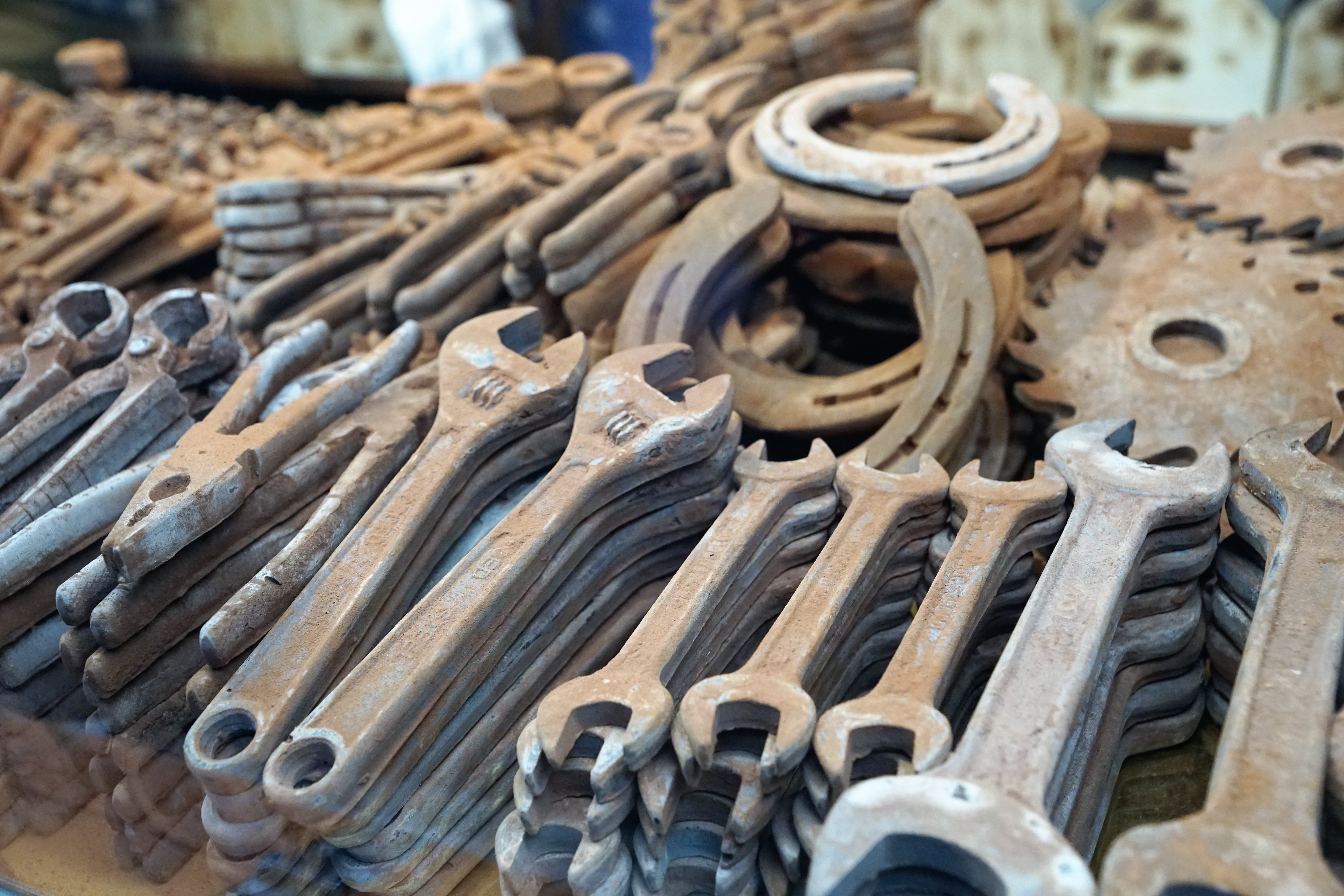 wheel, tool, craft, sunlight, focus on foreground, old, obsolete, idea, stack, damaged, profession, work, high angle view, close-up, rusty, delicious, man, HD Wallpaper