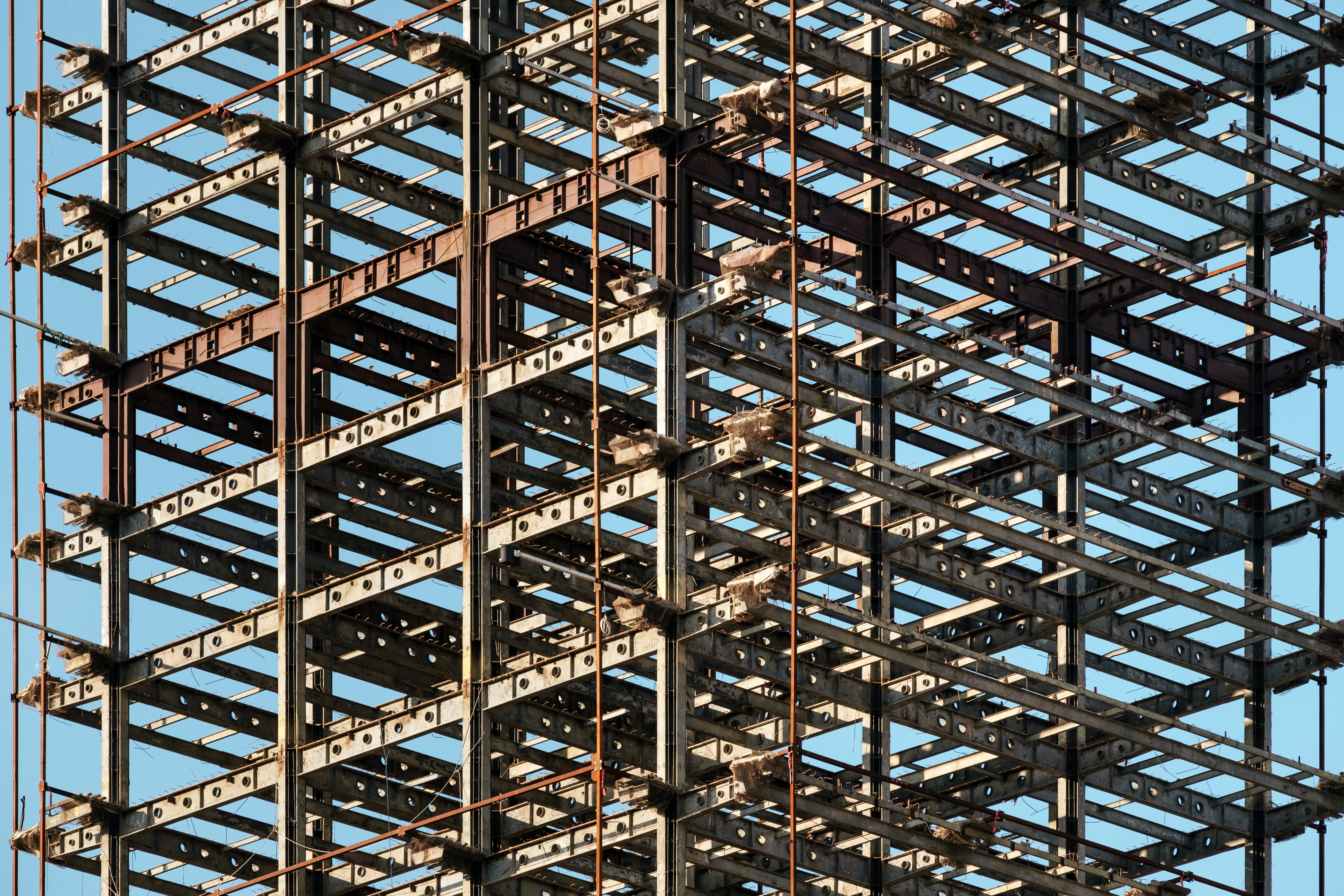no people, built structure, assembly, 5K, scaffolding, city, architecture, window, house, raising, full frame, steel beams, day, gray, office building exterior, HD Wallpaper