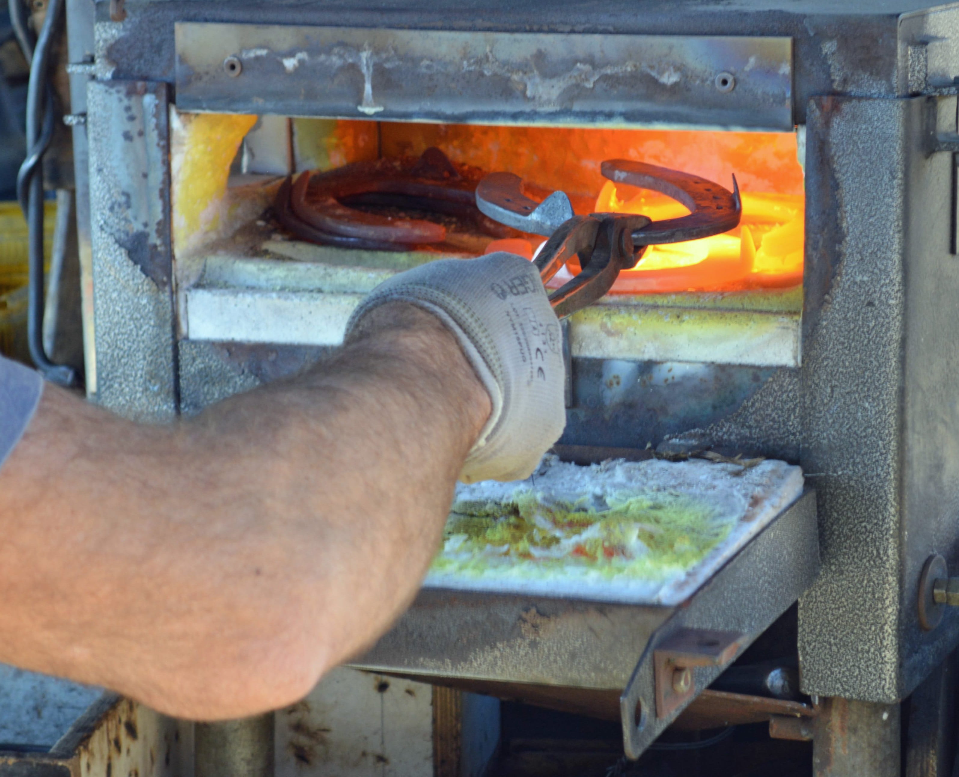 human Hand, Marechal, preparation, real people, men, finger, working, workshop, industry, heat - Temperature, occupation, horseshoe, fire - Natural Phenomenon, HD Wallpaper