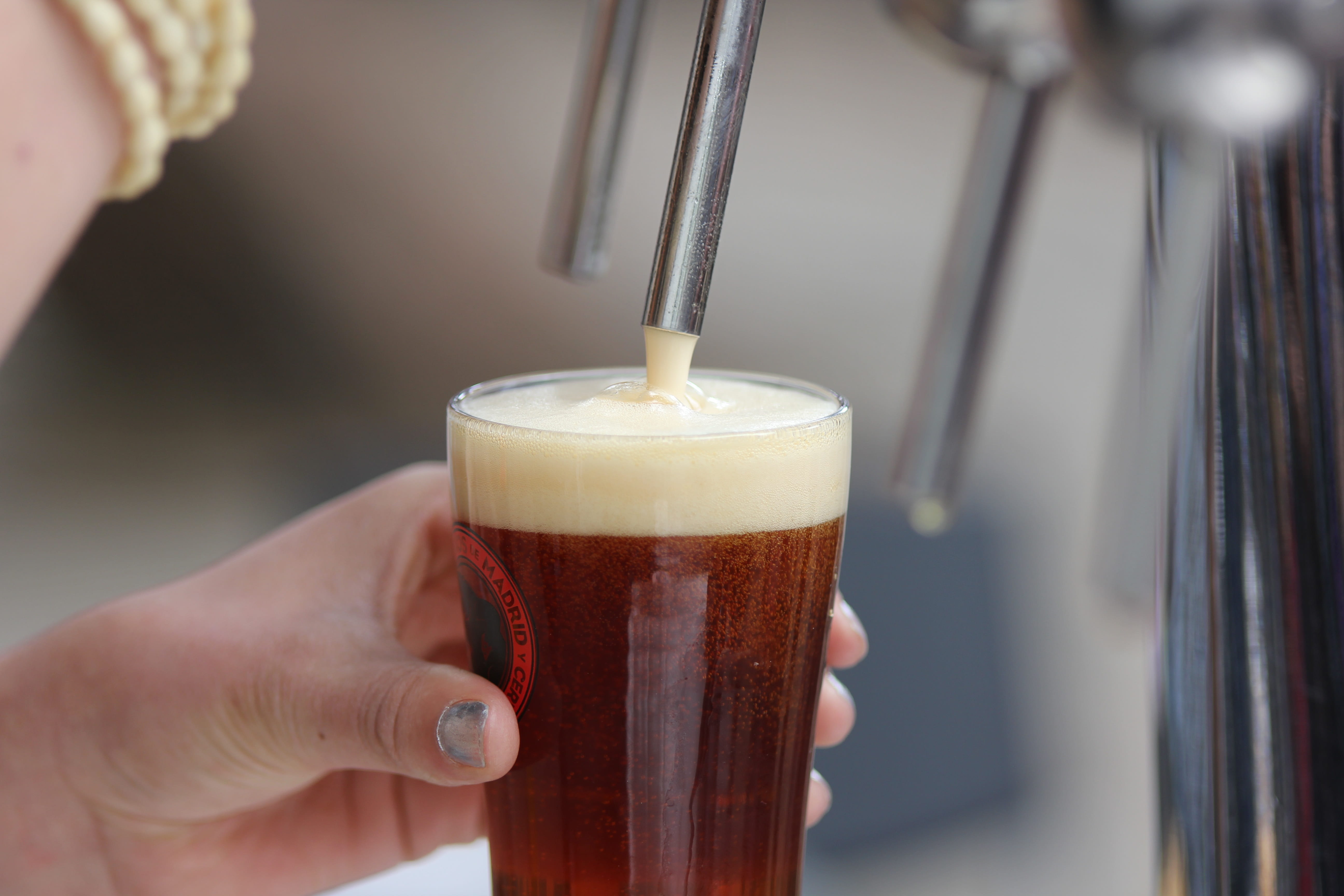 drinking glass, beer, hand, glass, craft beer, frothy drink, cane, liquid, drink, refiling, latte, pint glass, human hand, beer glass, craftswoman, foam, HD Wallpaper