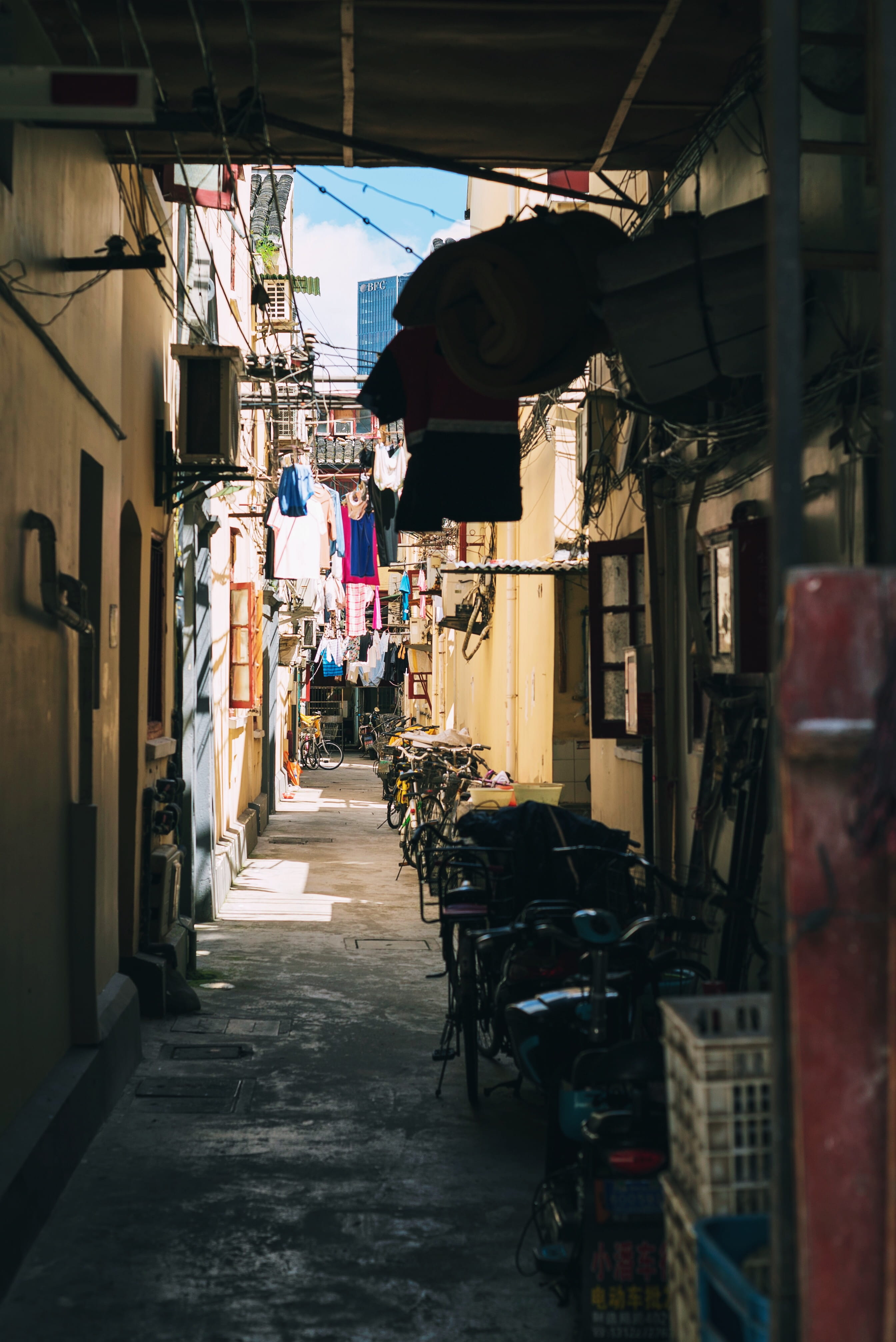 day, hutong, incidental people, sunlight, direction, built structure, street market, alley, street, architecture, bicycle, the way forward, china, outdoors, Phone HD Wallpaper