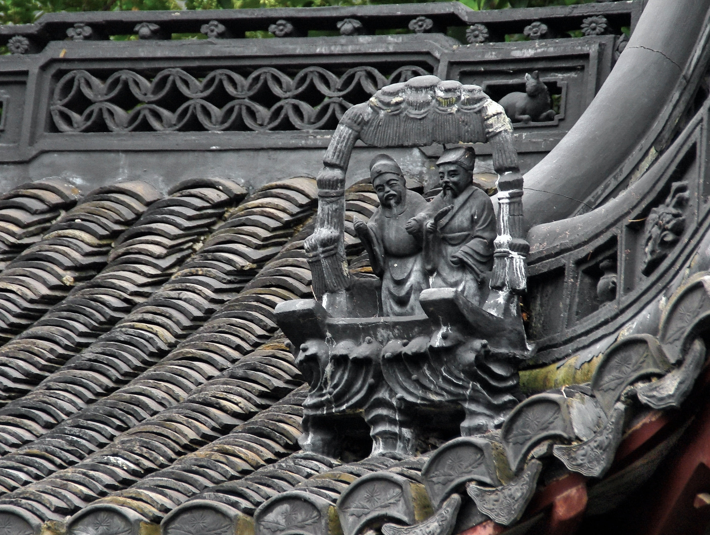 roofing, old town, carving, history, creativity, representation, no people, the past, day, built structure, sculpture, 2K, craft, belief, place of worship, HD Wallpaper