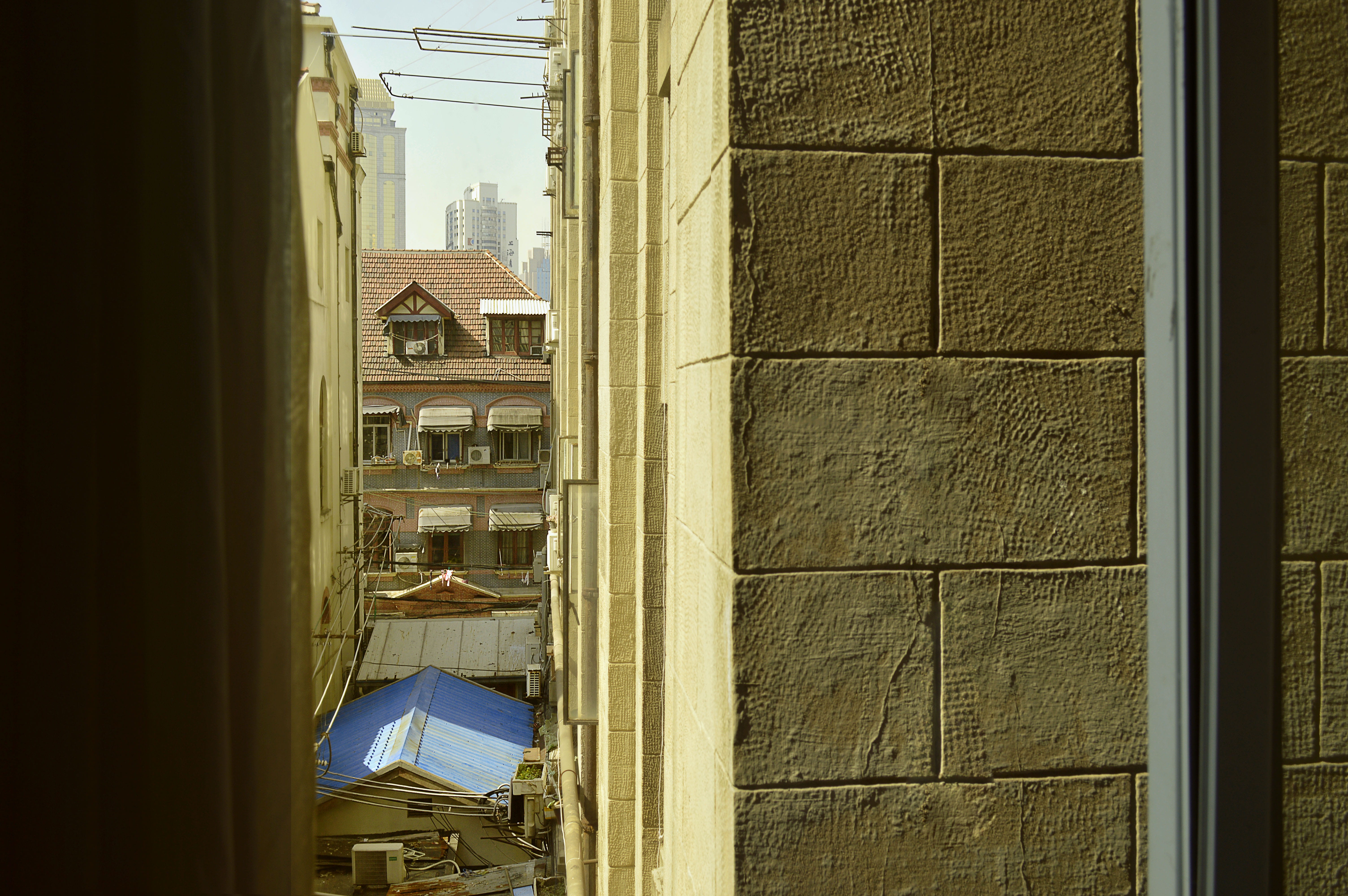5K, city, day, apartment, building, building exterior, secret place, roofs, low angle view, pipe - tube, roof, old houses, tbt, industry, wabisabi, memories, HD Wallpaper