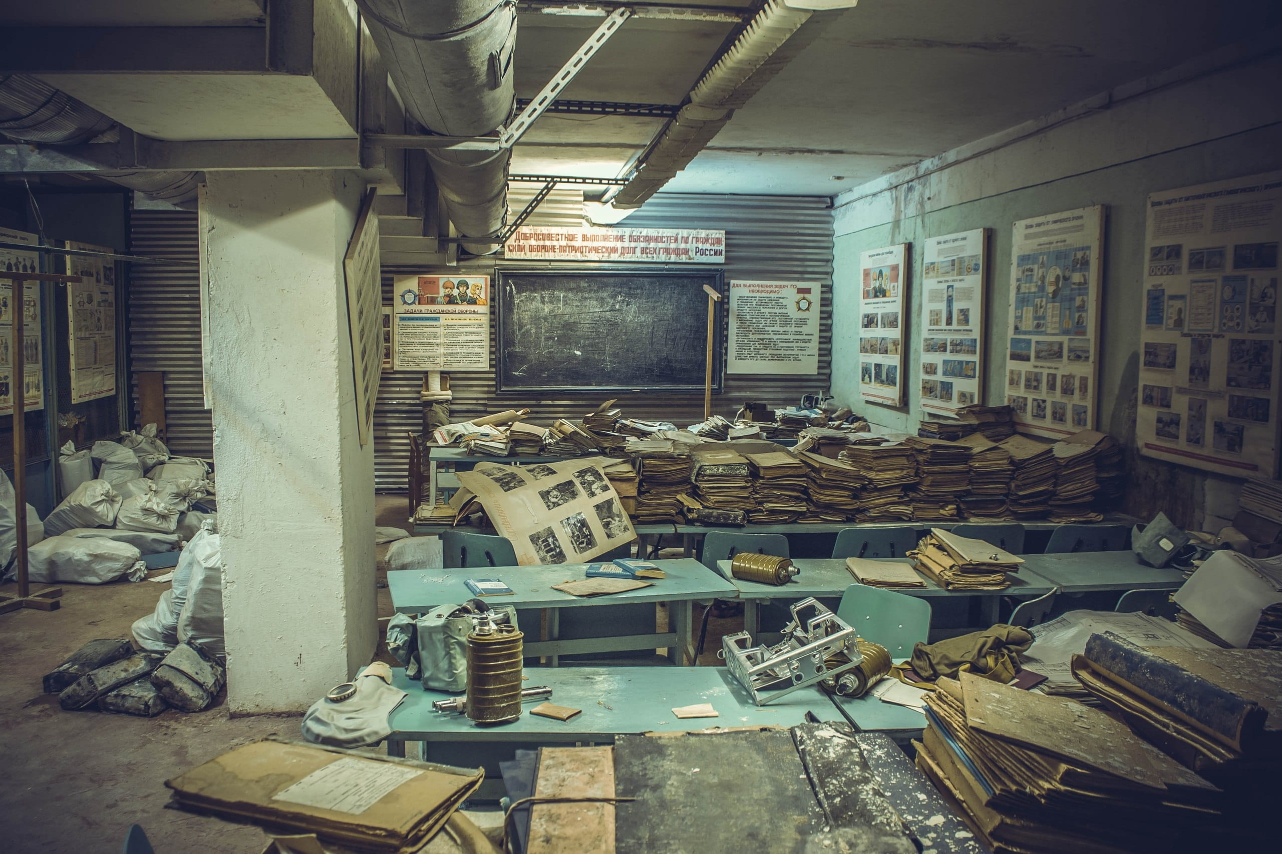 decline, messy, old, boxes, history, architecture, damaged, bad condition, technology, abandoned, day, run-down, archive, large group of objects, indoors, HD Wallpaper