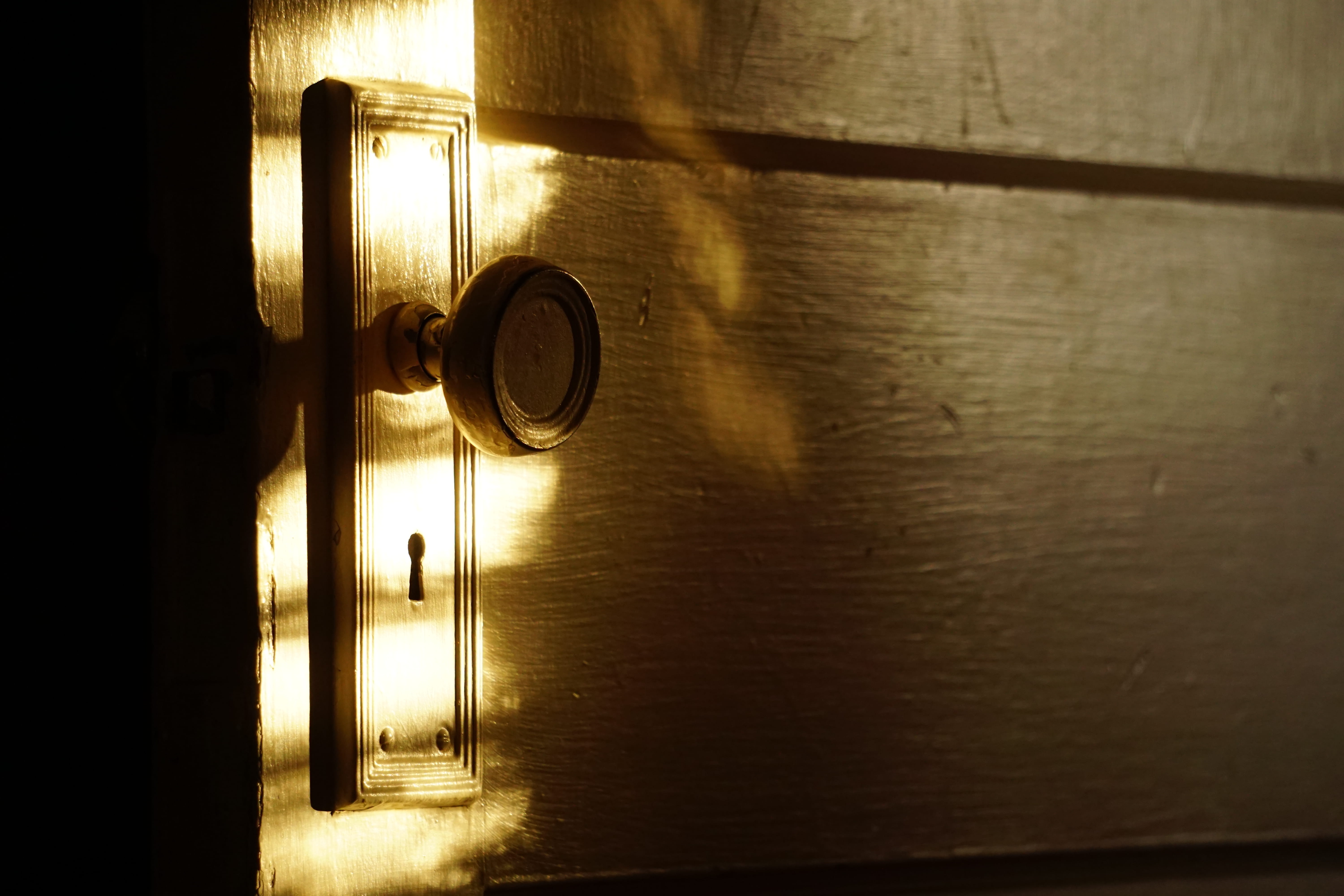 keyhole, metal, 5K, unique, sunlight, entrance, shadow, architecture, doorknob, security, knob, old, old things, door, handle, closed, safety, wood - material, HD Wallpaper