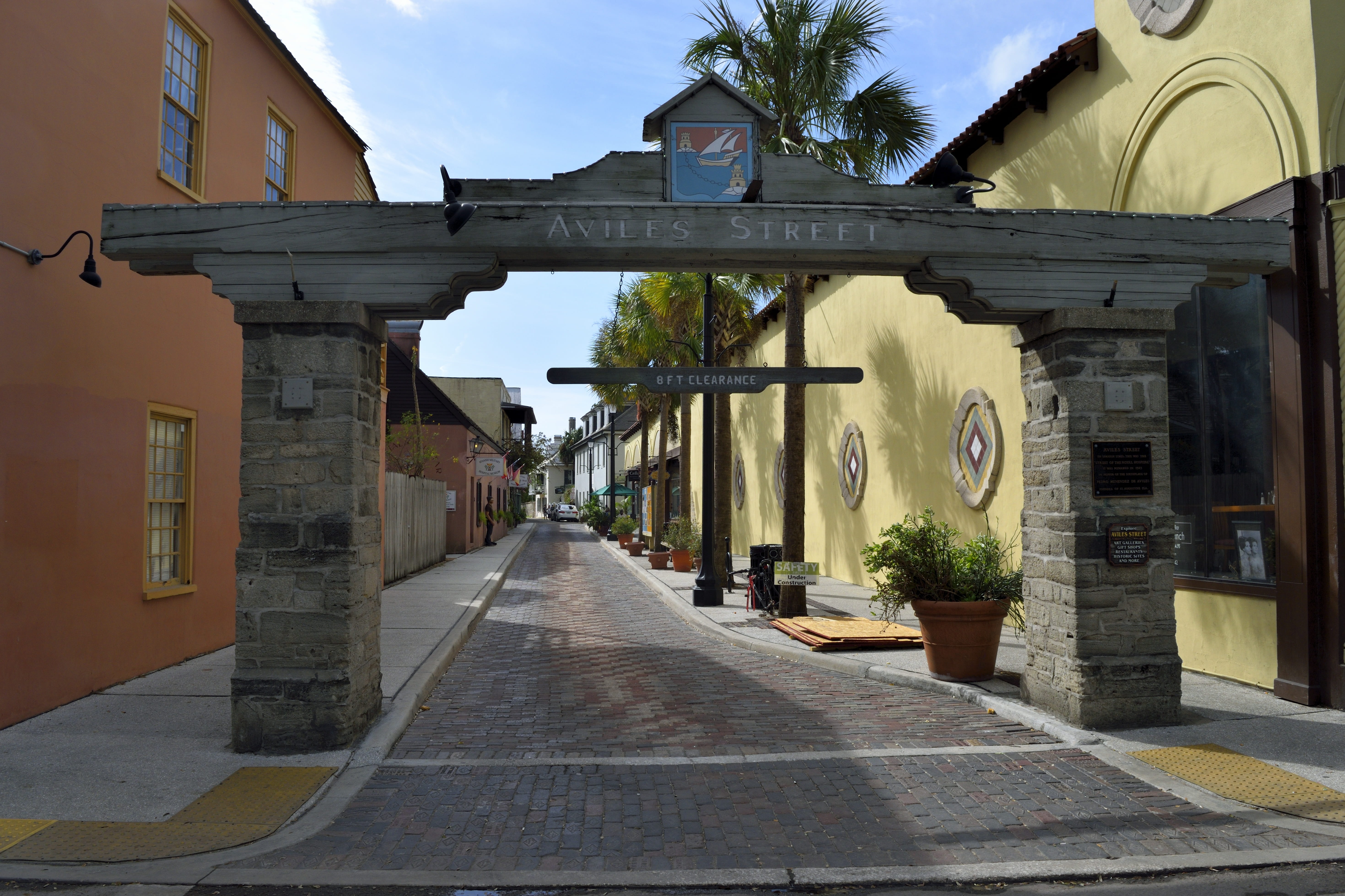 from 1572, florida, 5K, Aviles, facade, building, alley, old, footpath, outdoors, famous, diminishing perspective, sightseeing, direction, landmark, scenery, HD Wallpaper