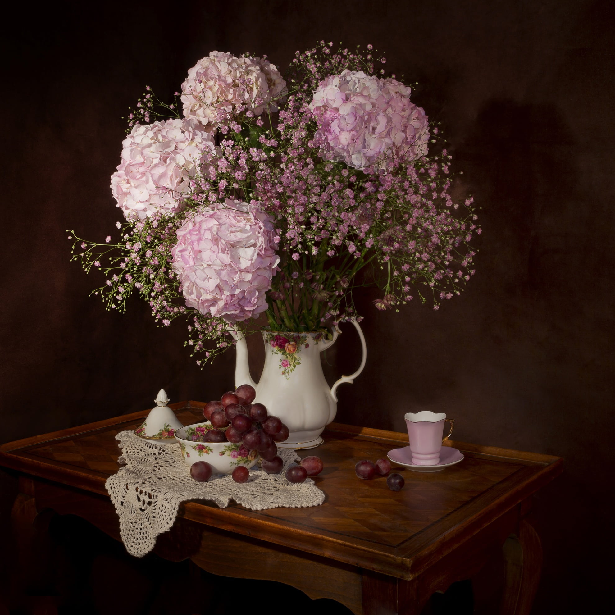 flower, flower arrangement, nature, flowering plant, pink flowers, hydrangea, old-fashioned, purple, plant, bunch of flowers, table, wood - material, still lifes, Phone HD Wallpaper
