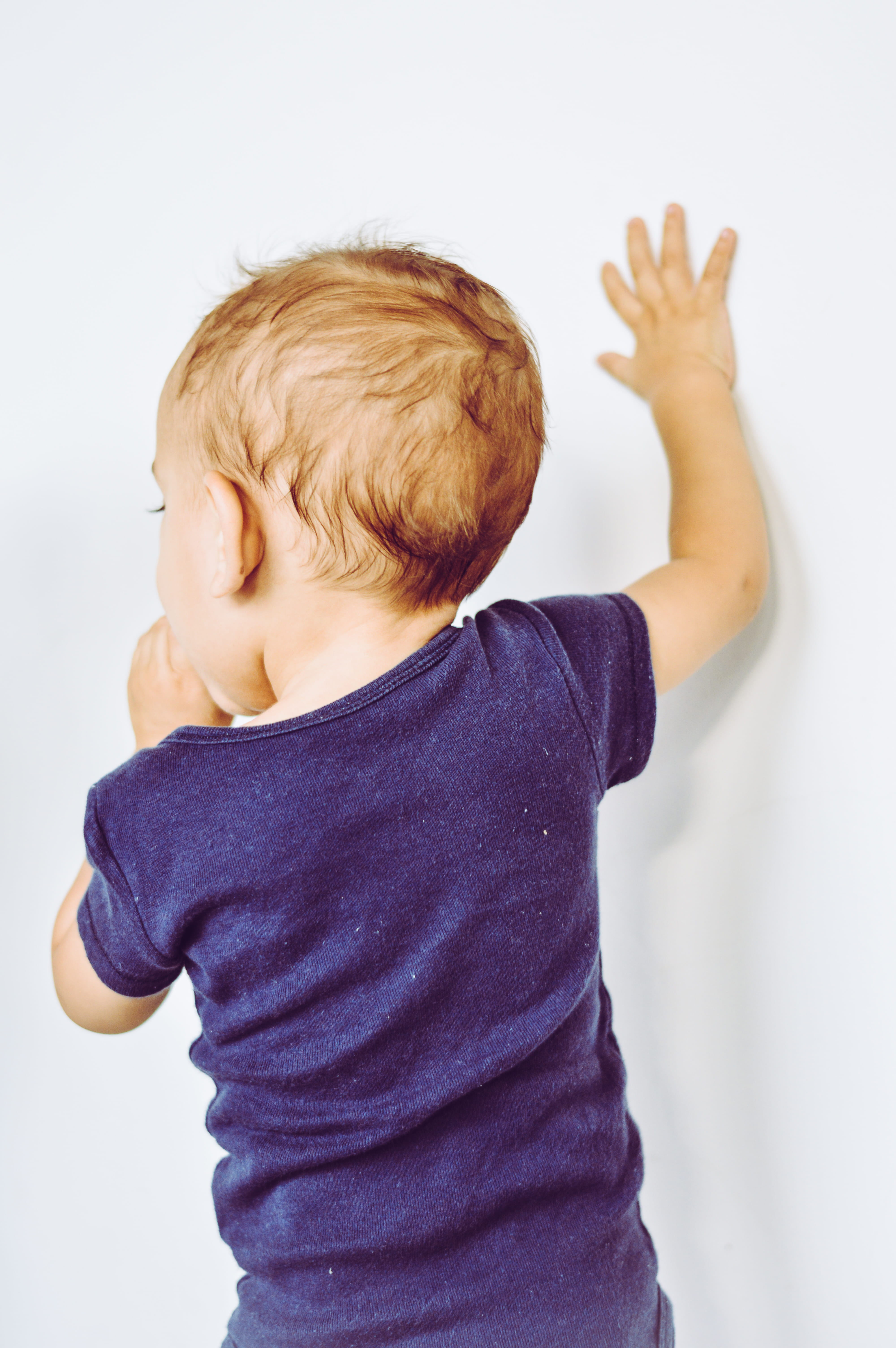 waist up, standing, studio shot, bebe, innocence, men, white background, human arm, indoors, lifestyles, real people, learning, arms raised, one person, Phone HD Wallpaper