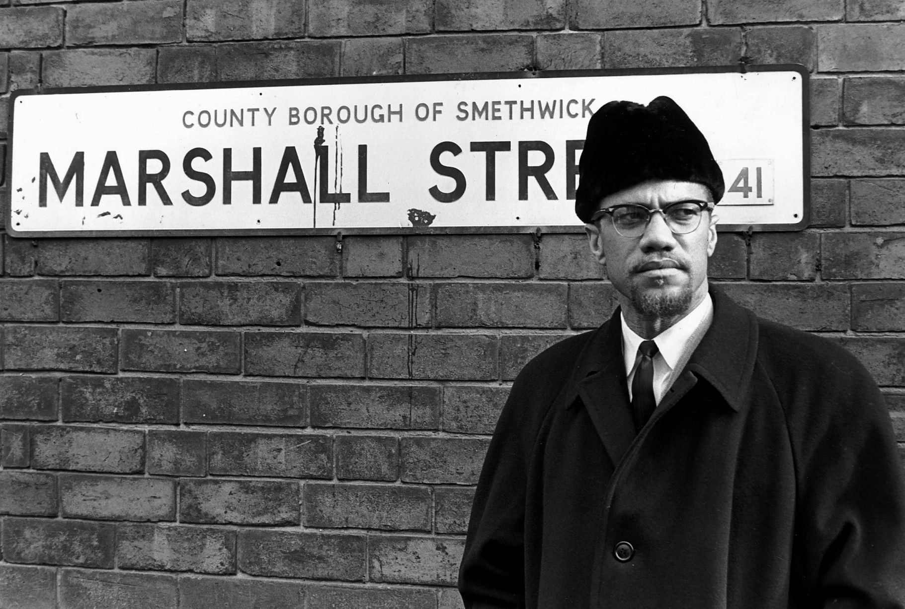 wall - building feature, mature men, standing, text, day, Malcolm x, wall, waist up, clothing, Bw, brick, communication, adult, Islam, architecture, 720P, HD Wallpaper