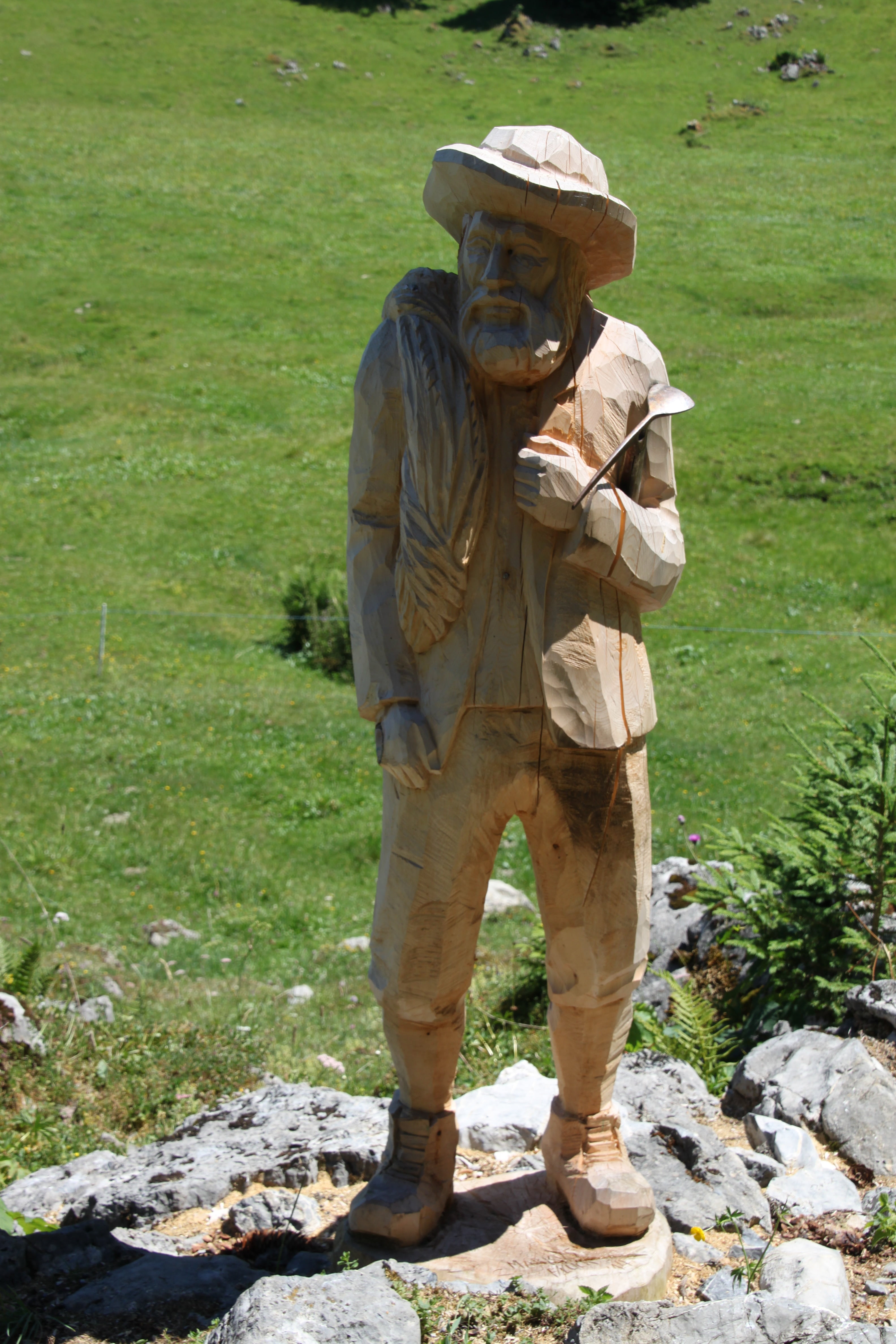 craft, day, people, occupation, carved, standing, government, craftsmen, sculpture, carving, art, army soldier, wood, plant, away, holzfigur, root, field, Phone HD Wallpaper