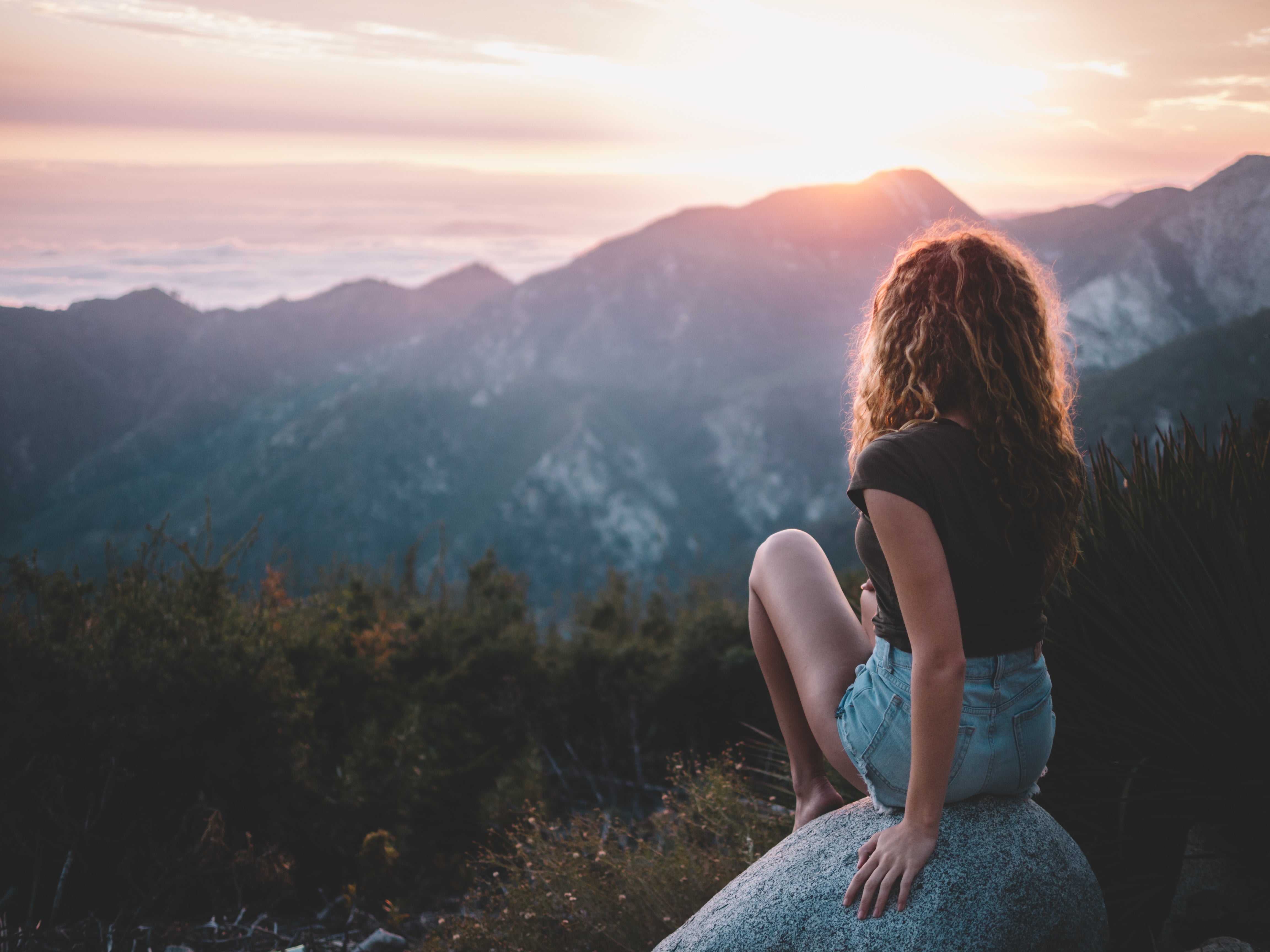 day, tourist, outdoors, tranquil Scene, s, hair, sitting, looking, girl, rural Scene, copy Space, idyllic, short, sunrise - Dawn, women, leisure activity, HD Wallpaper