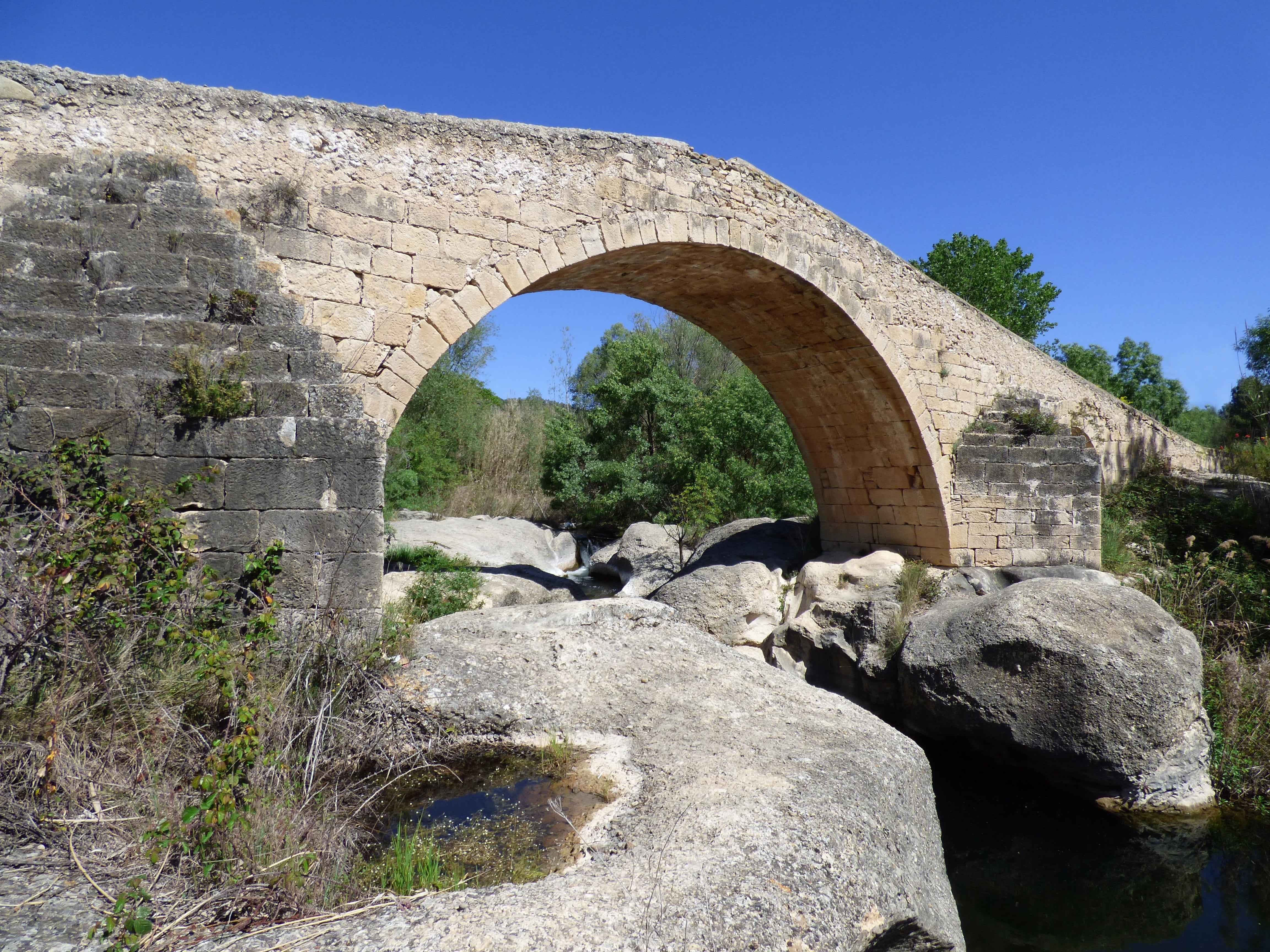 clear sky, montsant river, history, buttresses, river, water, stone wall, tree, rock, rock formation, e, solid, dayti, connection, gray, day, architecture, HD Wallpaper