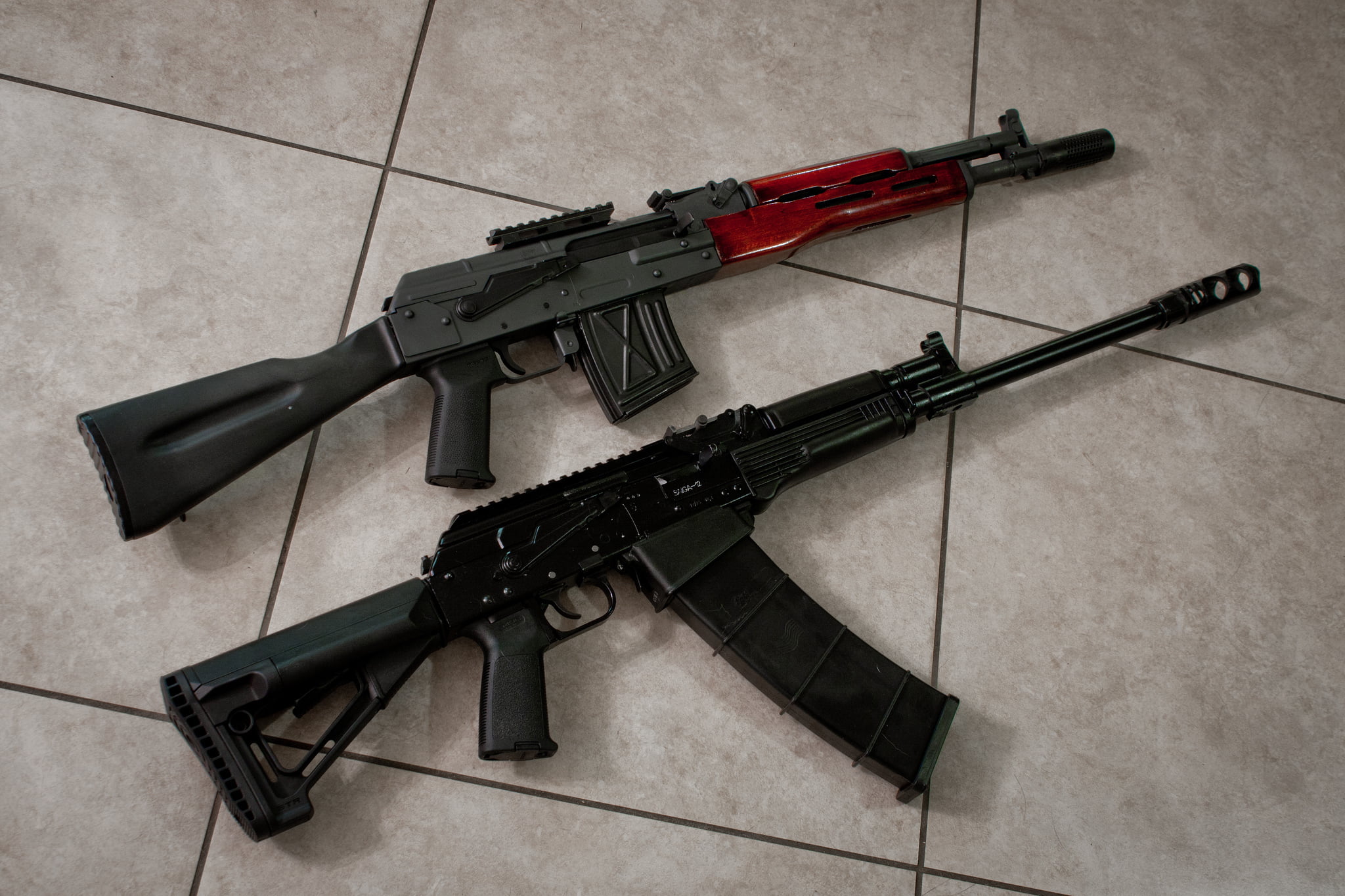 high angle view, fighting, rifle, social issues, protection, government, two, assault, rifles, aggression, conflict, crime, security, gun, the gun, weapon, HD Wallpaper