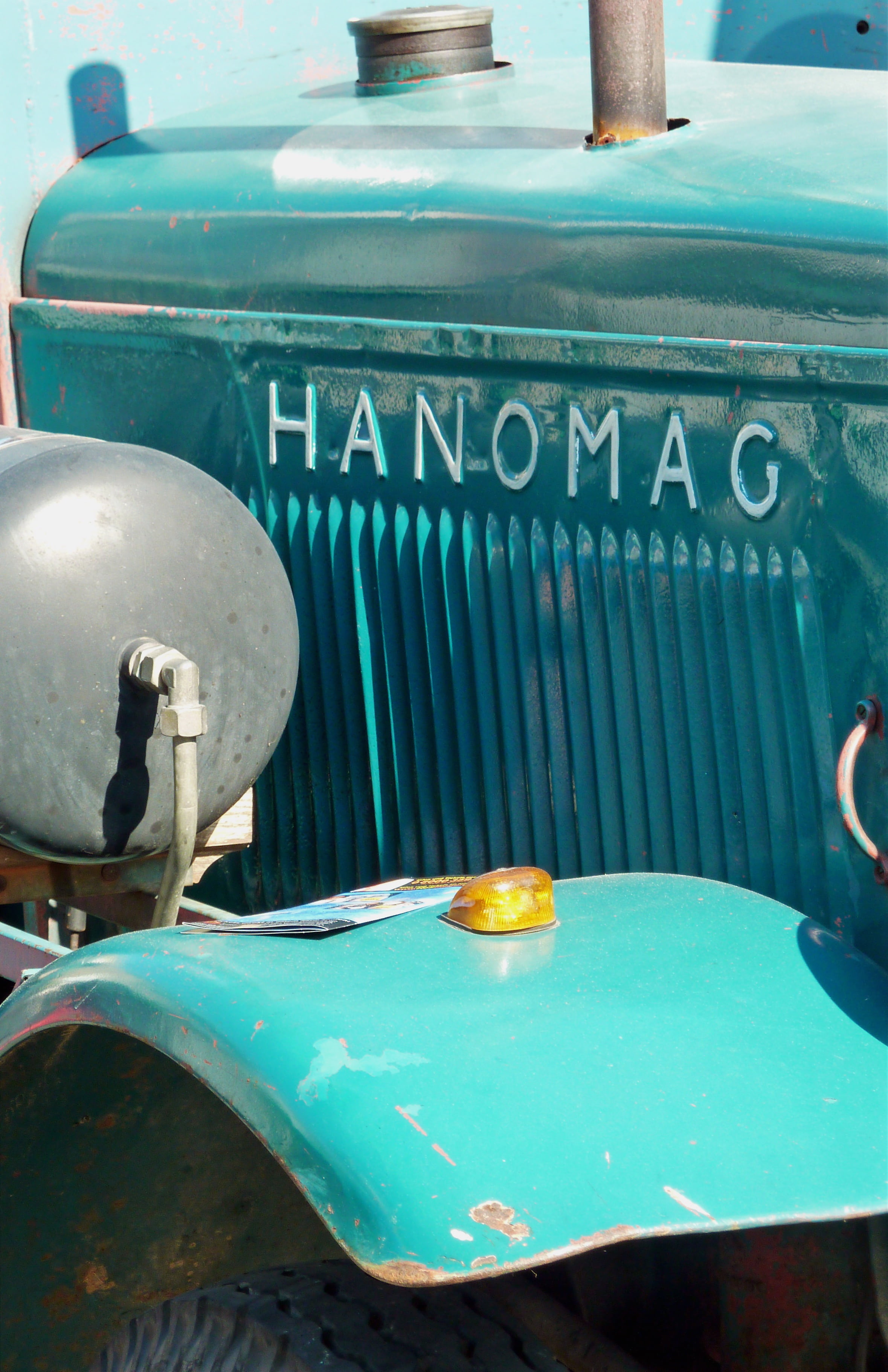 hanomag, retro styled, 2K, agricultural machinery, outdoors, oltimer, tractors, communication, sunlight, historic tractors, landtechnik, blue, oldtimer, Phone HD Wallpaper